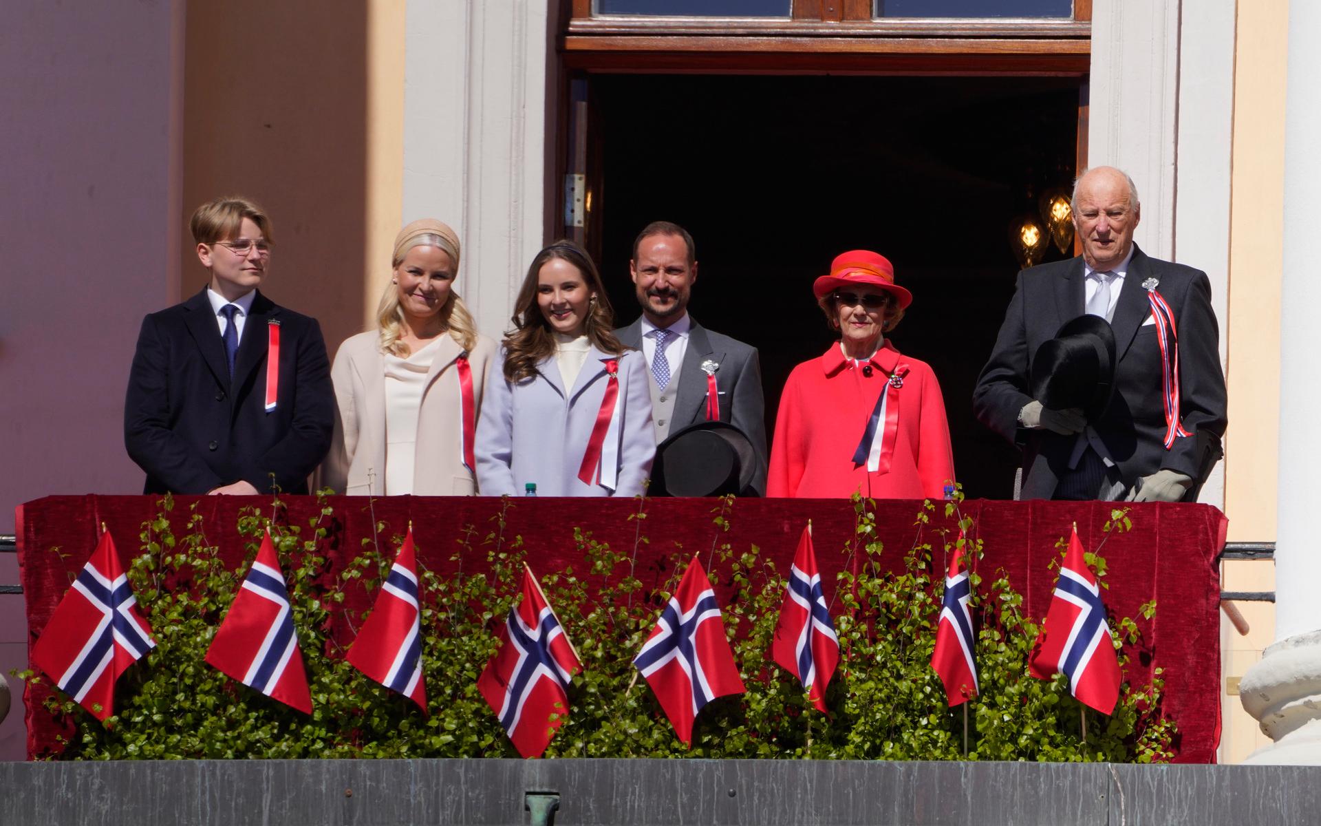Prins Sverre Magnus, kronprinsessan Mette-Marit, prinsessan Ingrid Alexandra, kronprins Haakon, drottning Sonja och kung Harald vinkar från slottets balkong i Oslo. 