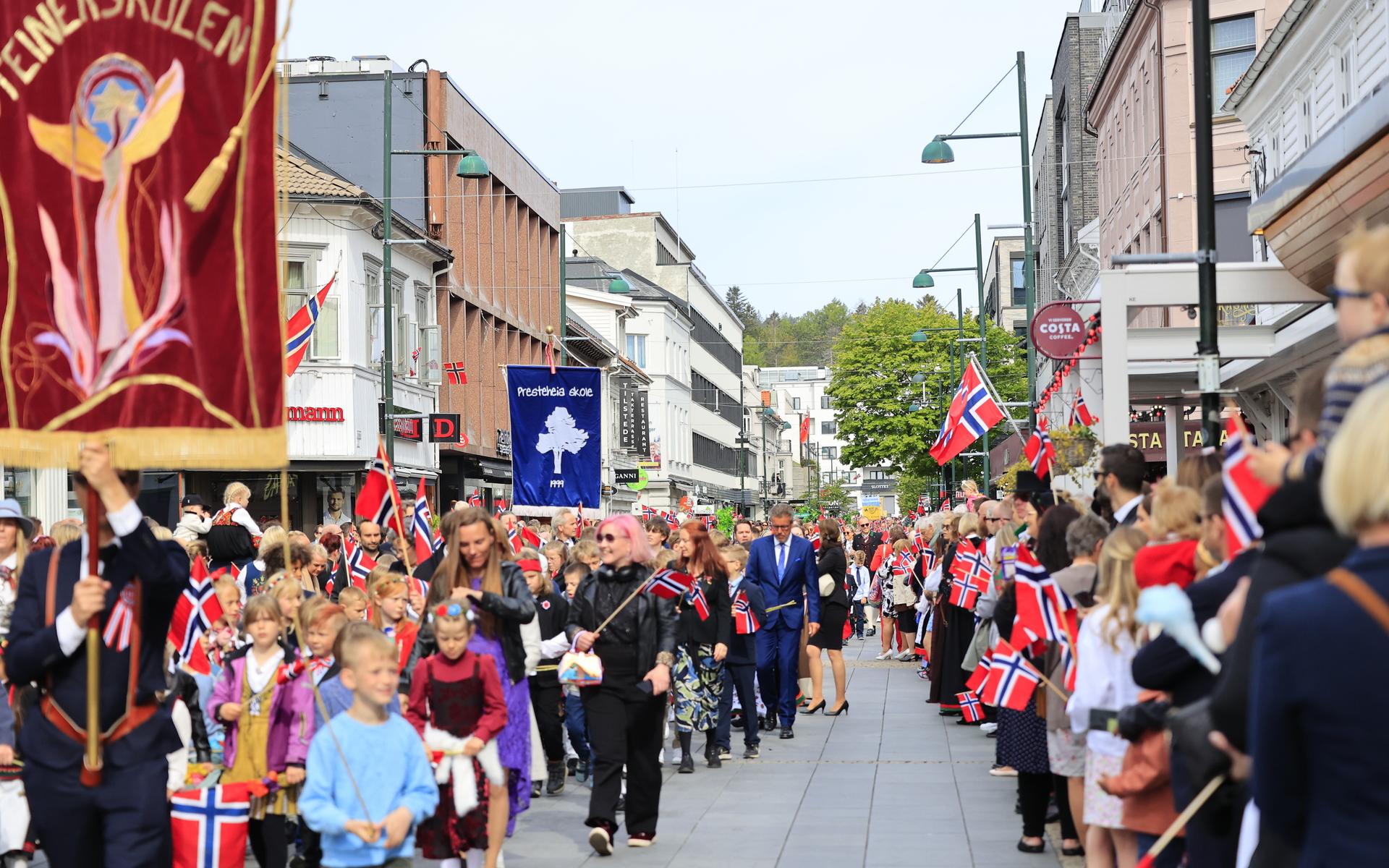 Barnparader tågar genom städer i hela landet under 17 maj. Här firar norrmännen i Kristiansand.