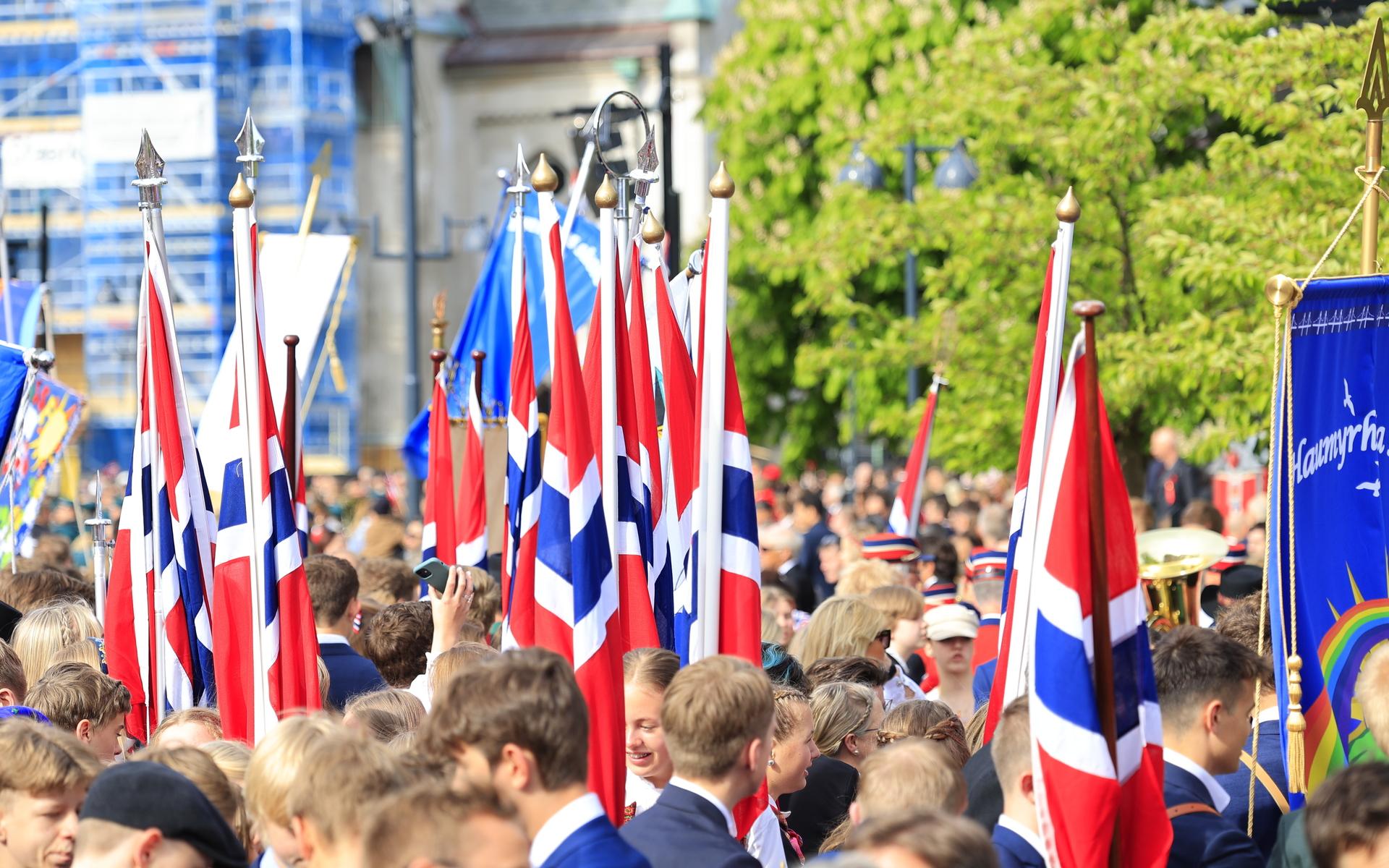 Norska flaggorna plockas fram dagen till ära. 
