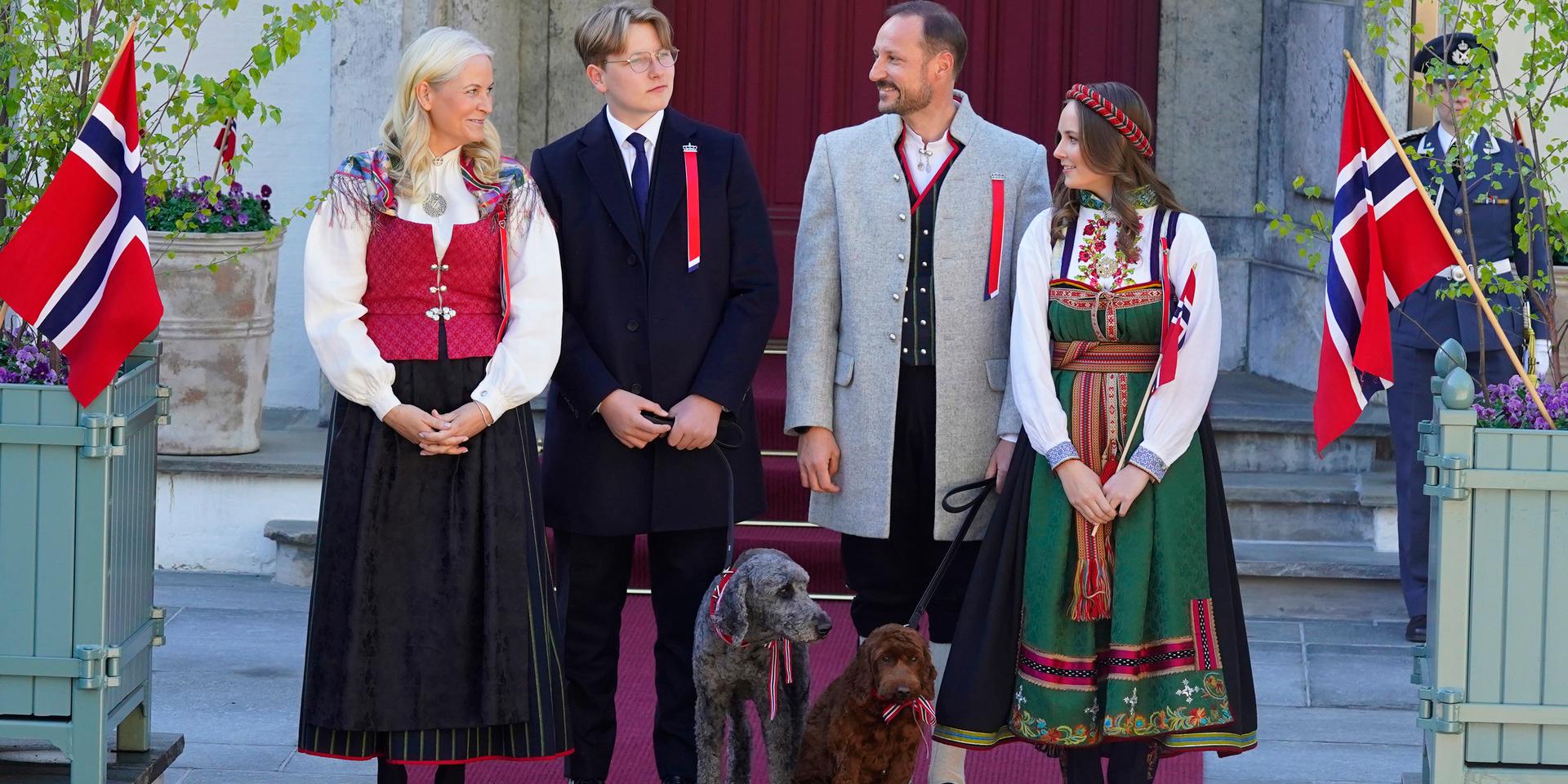 Kronprinsessan Mette-Marit, prins Sverre Magnus, kronprins Haakon och prinsessan Ingrid Alexandra börjar 17 maj-firandet på gården Skaugmr i Asker. 
