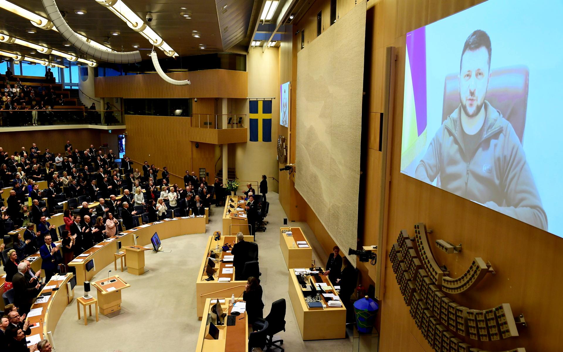 Tidigare på dagen talade Ukrainas president Volodymyr Zelenskyj till Sveriges riksdag.