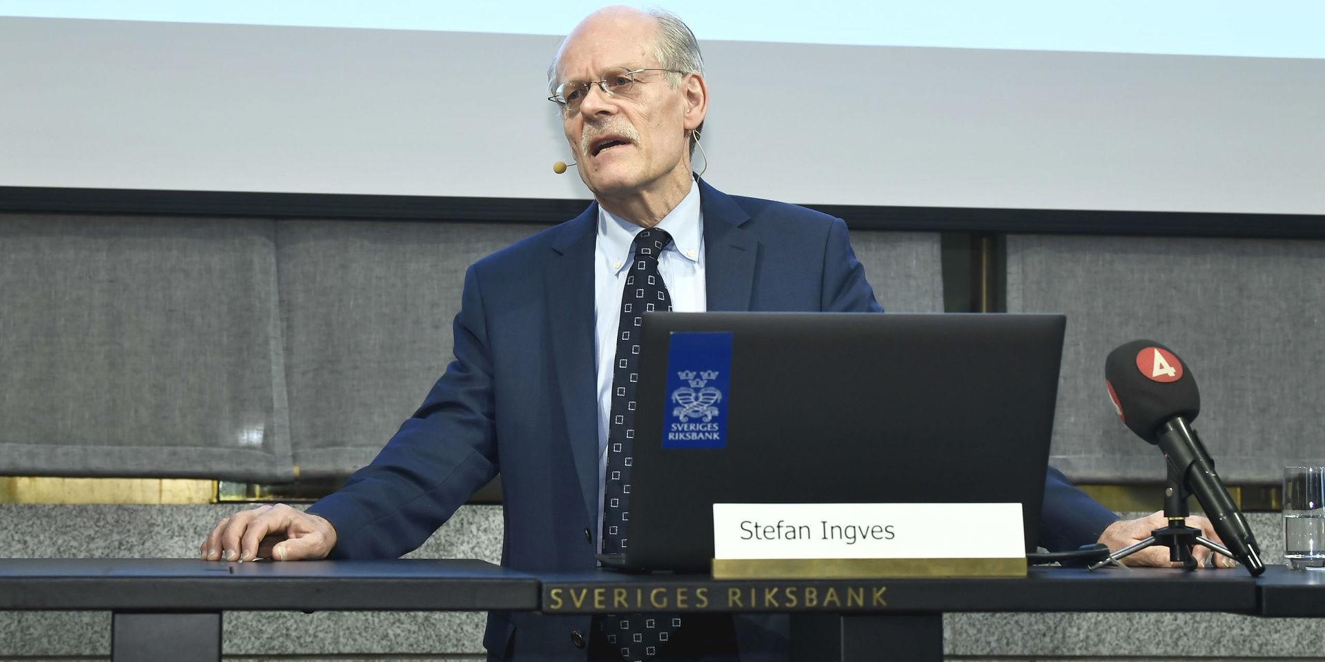 Stefan Ingves håller pressträff i Stockholm den 13 mars. Förutom köp av statsobligationer har Riksbanken också utlovat massiva lån till företag.