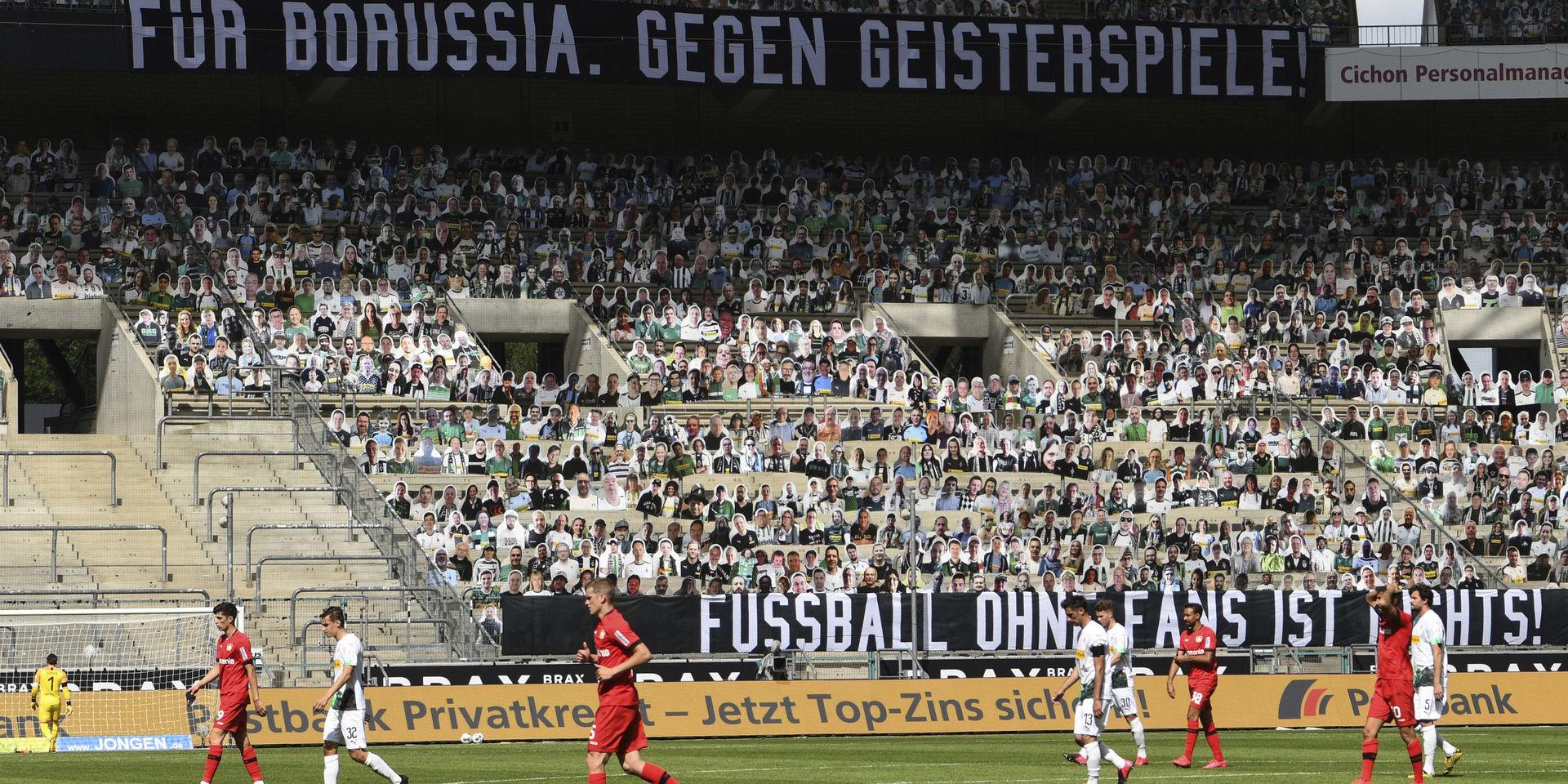 Supportrar i papp på läktarna när Mönchengladbach föll mot Bayer Leverkusen. 'För Borussia. Mot spökmatcher', lyder budskapet på banderollen.