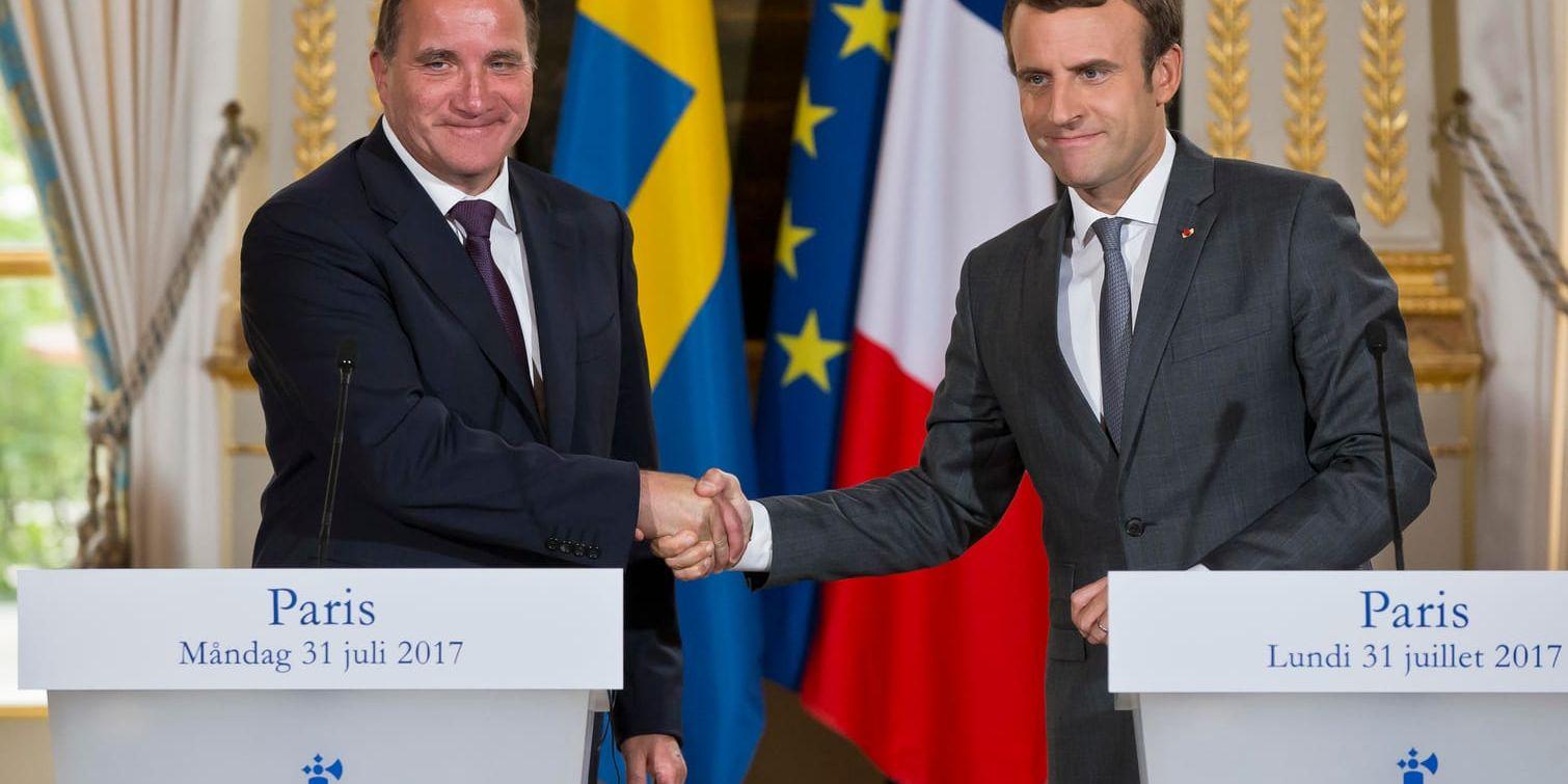 Stefan Löfven och Emmanuel Macron skakar hand. Arkivbild.