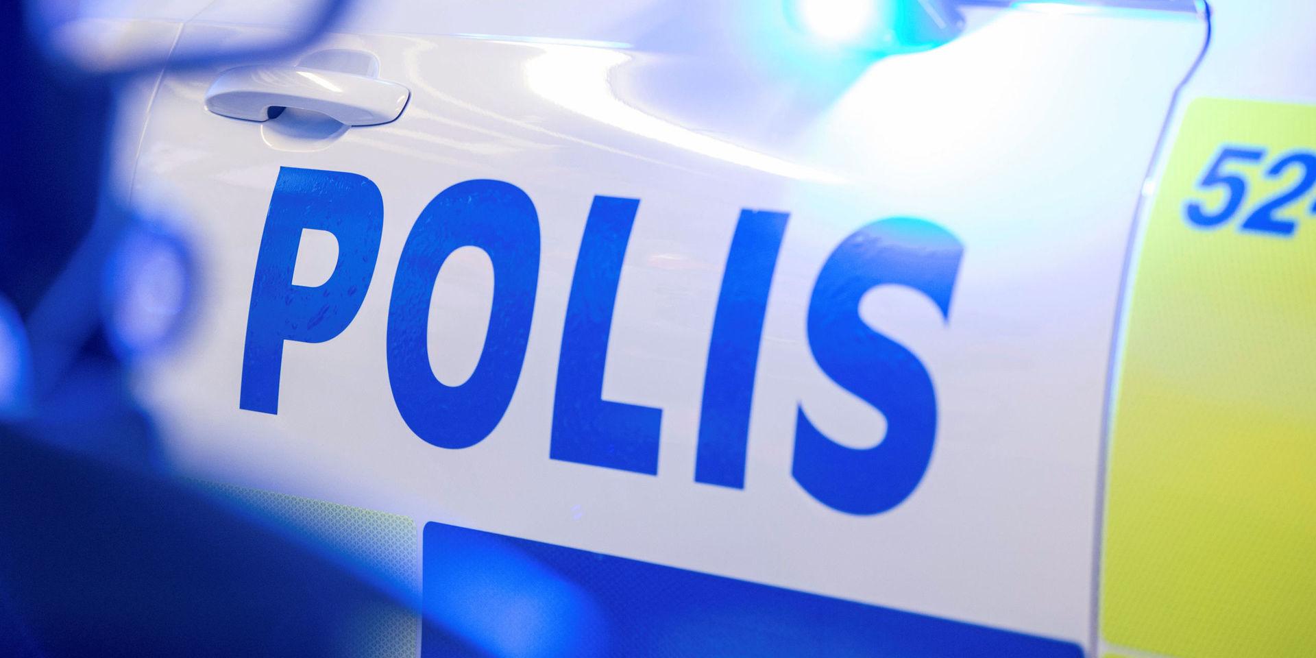 Mannen som greps i Strömstad på fredagskvällen sitter nu anhållen på sannolika skäl misstänkt för rån och grovt brott mot knivlagen, enligt Jonni Andersson, polisens jourhavande förundersökningsledare.