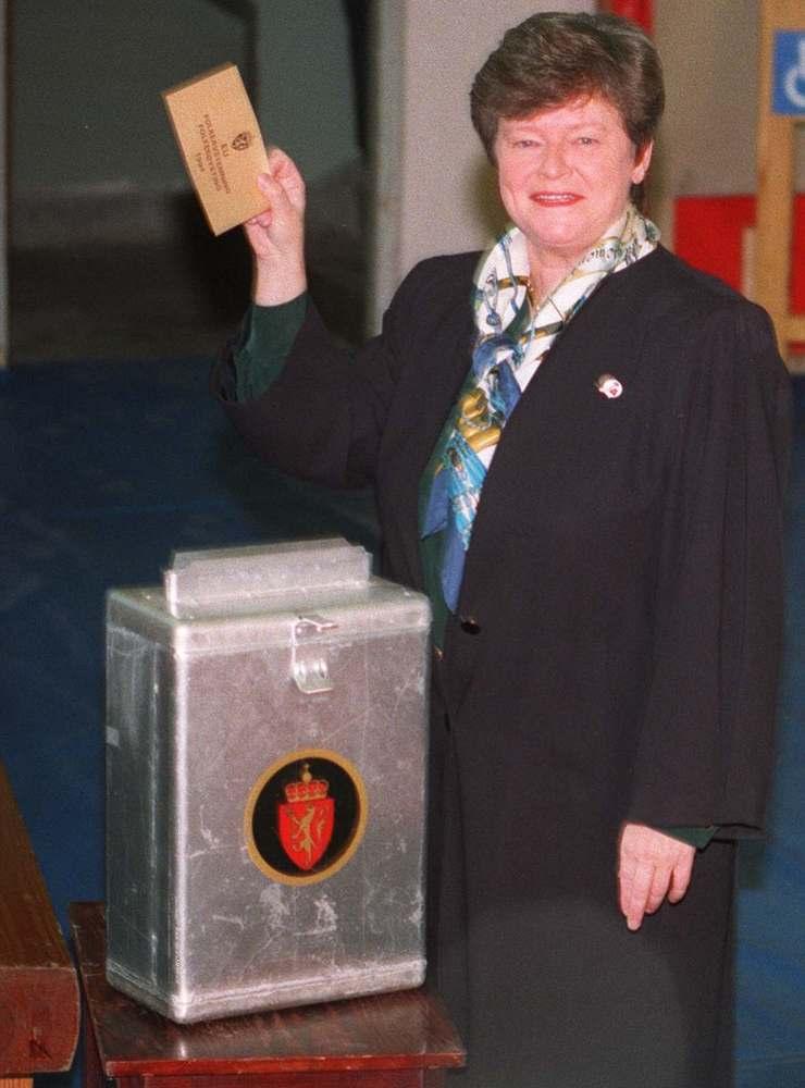 Statsminister Gro Harlem Brundtland avgir sin stemme ved folkeavstemningen om EU.Prime Minister Gro Harlem Brundtland casting her ballot in today«s national referendum on Norwegian membership in the EU.