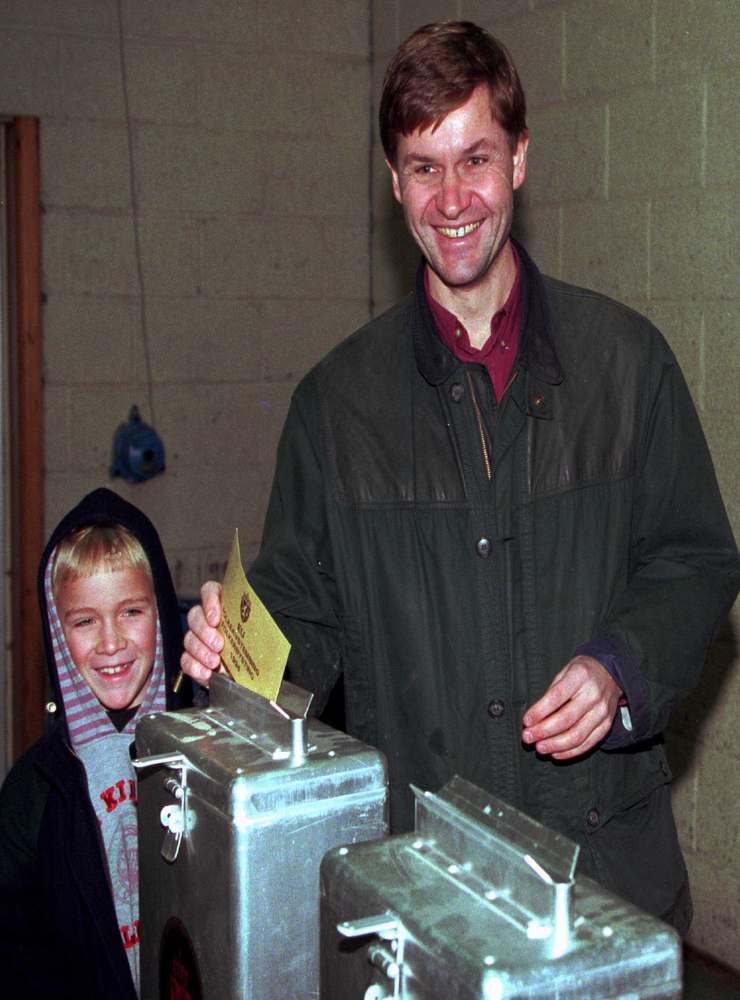 Oslo 19941128.  Folkeavstemningen om norsk medlemskap i EU.  SV-leder  Erik Solheim hadde med seg sin sønn Øyvind på åtte år da han stemte mandag formiddag. NTB arkivfoto Morten Holm / SCANPIX