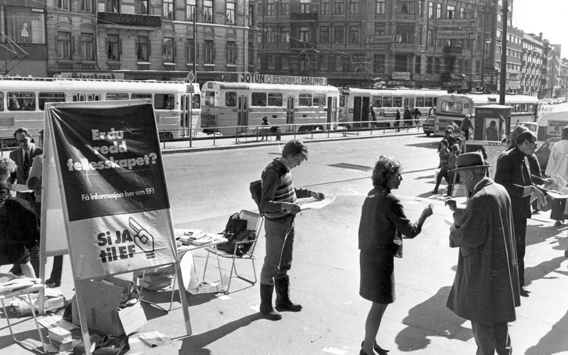 OSLO 19720505: Valgkamp foran Folkeavstemningen om EF: Ja til EF-stand på Majorstua, trikker i bakgrunnen.  EEC / EF / EU FOTO: Henrik Laurvik / NTB /  SCANPIX