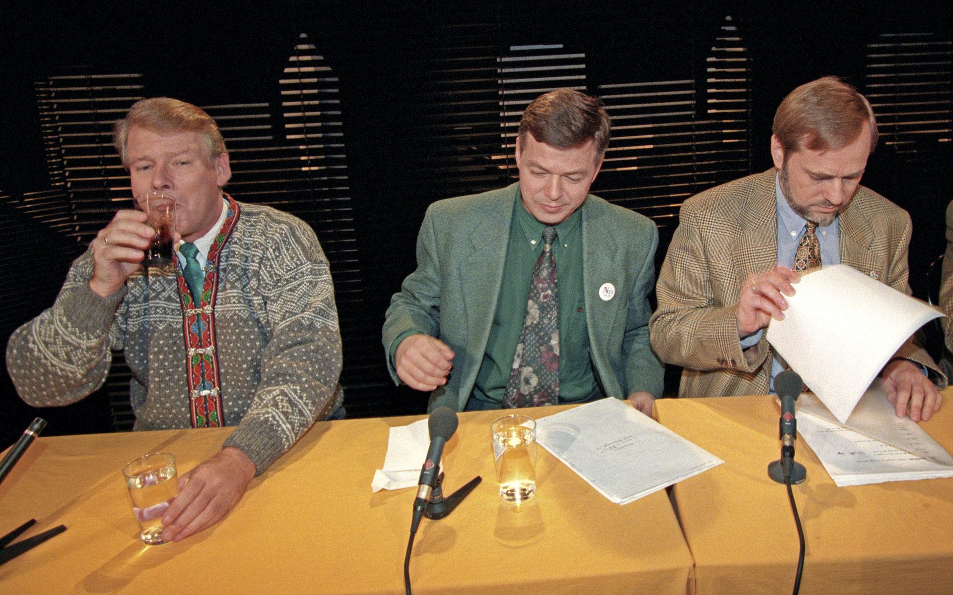 Oslo 19941113: Politikerne Carl I. HAGEN (FrP, f.v.), Kjell Magne BONDEVIK (KrF) og Jan PETERSEN (H) i TV2-studio i forbindelse med debatt om folkeavstemningen om EU-medlemskap i Sverige samme dag, 13. november 1994. FOTO: Terje Bendiksby / NTB / SCANPIX