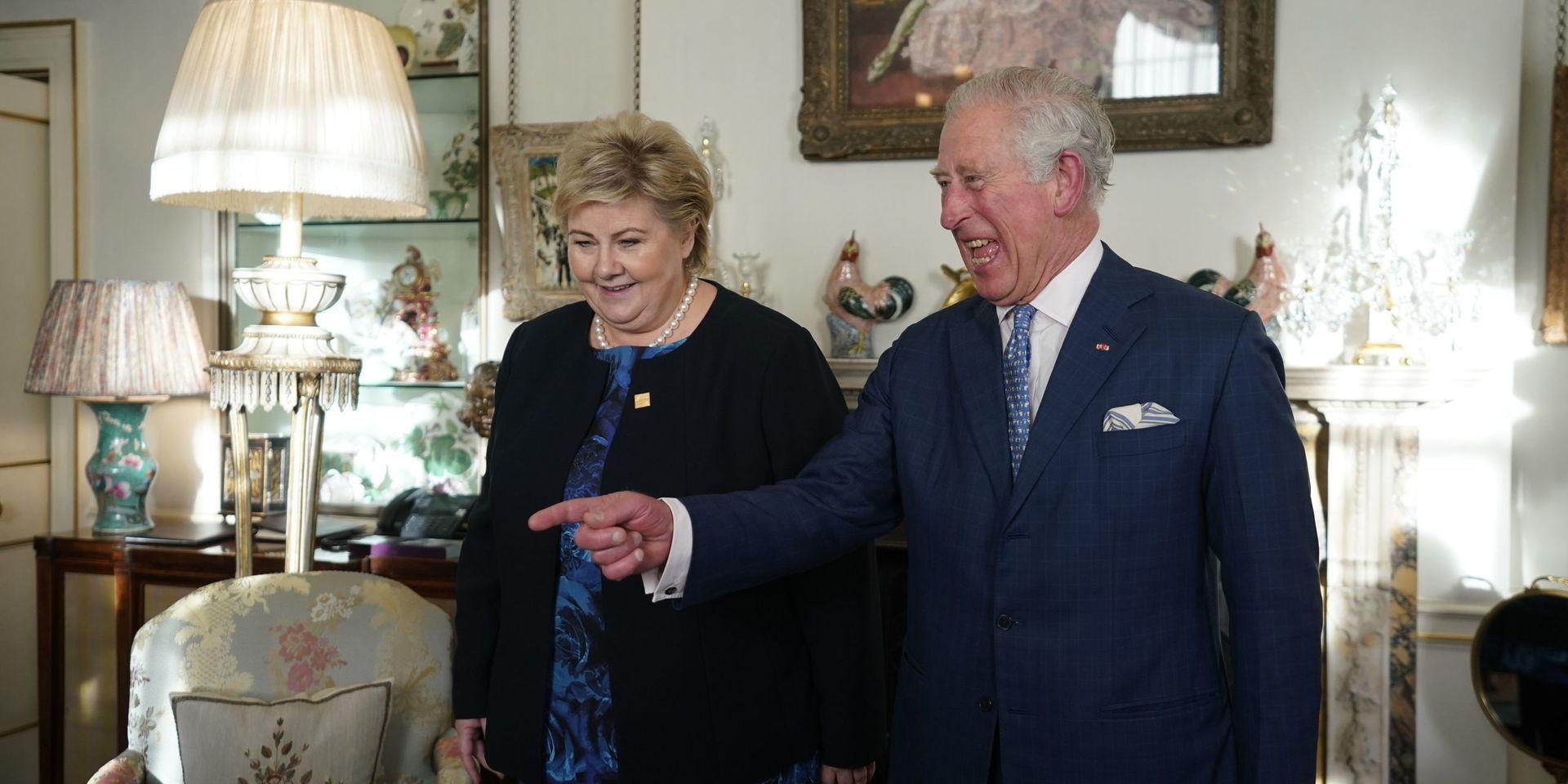 Norges statsminister Erna Solberg hälsar på Storbritanniens kronprins Charles.