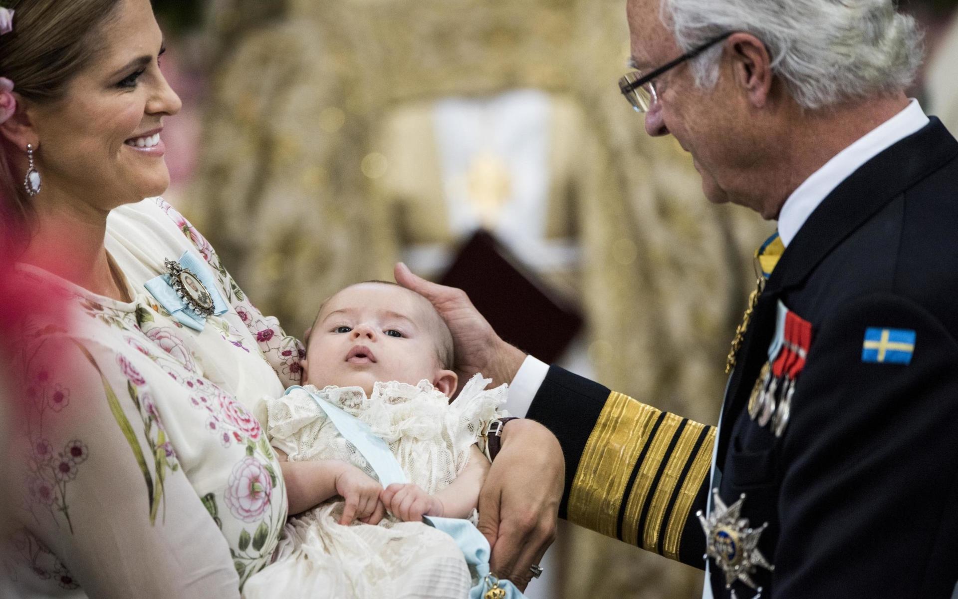 2018 föddes prinsessan Adrienne. Här är hon med sin mamma prinsessan Madeleine och morfar kung Carl XVI Gustaf på sitt dop.