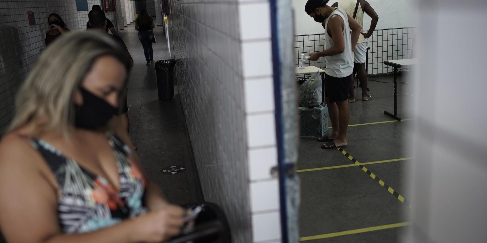 Coronapandemin påverkat valet i Brasilien. Bilden från en vallokal i Rio de Janeiro.