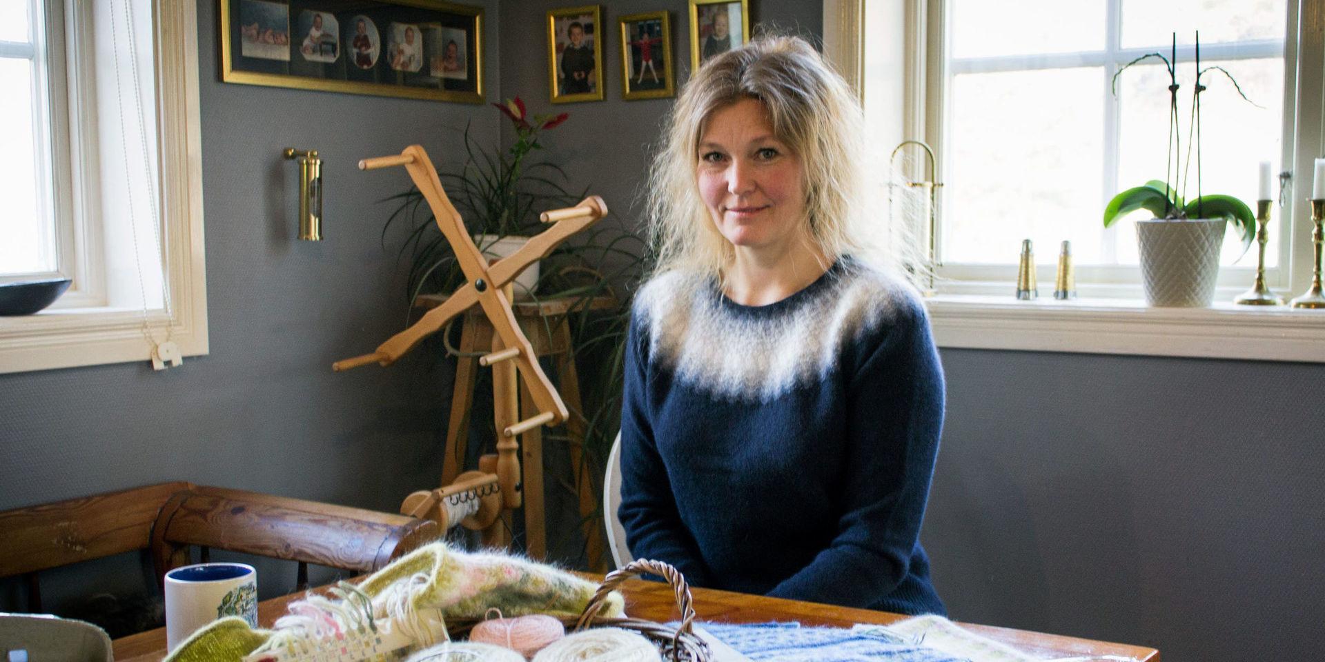 Pernille Silfverberg driver Angoragarnet och butiken Skattkistan. Coronakrisen har ställt mycket på sin spets och hon ser över allt hon kan göra för att hålla sina företag vid liv.