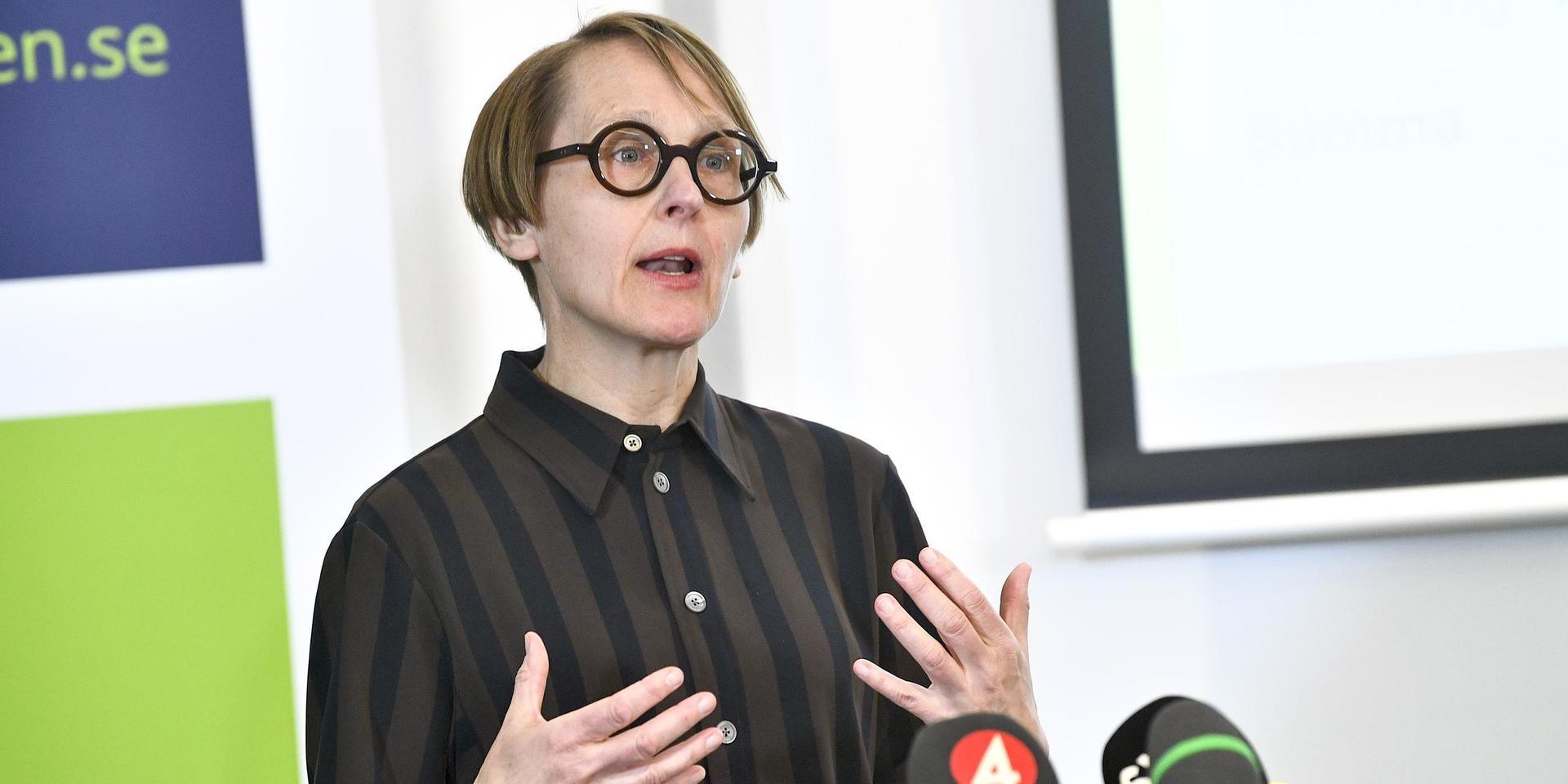 Analyschef Annika Sundén under Arbetsförmedlingens pressträff.