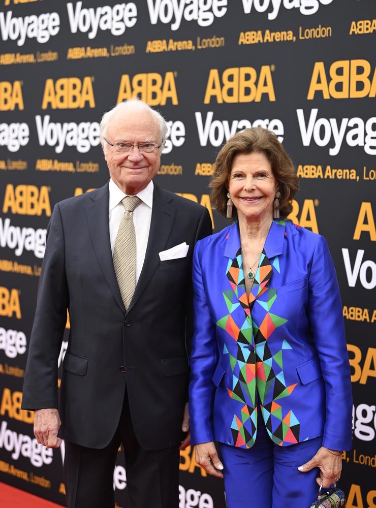Kung Carl Gustaf och drottning Silvia inför kvällens premiär. 