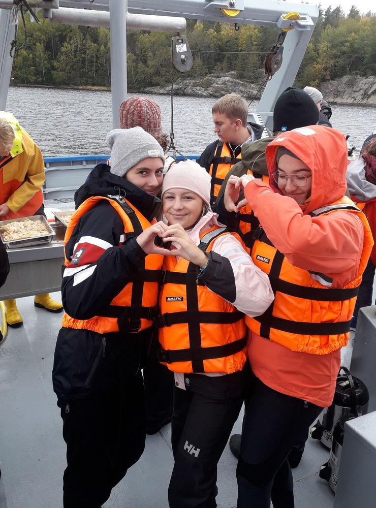 Från exkursionen där eleverna fick samla vatten- och bottenprover från havet och Idefjorden.
