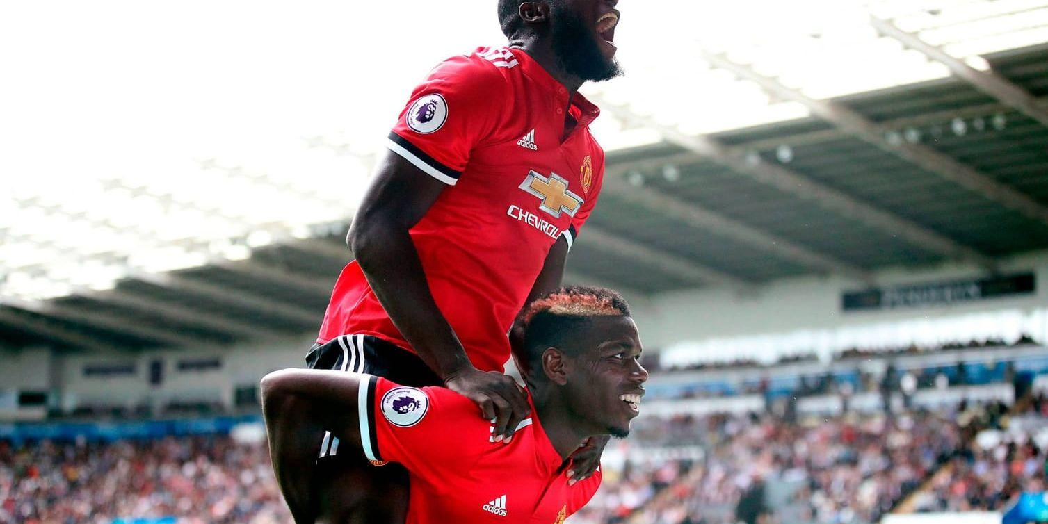 Paul Pogba och Romelu Lukaku jublar efter ett av Manchester Uniteds mål i 4–0-segern mot Swansea.
