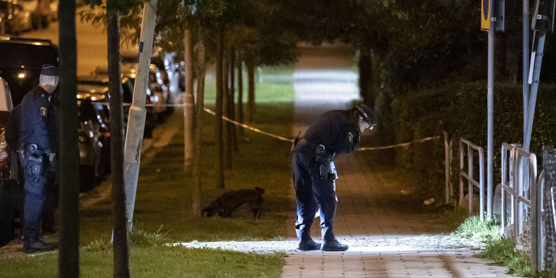 Poliser i arbete på den förmodade brottsplatsen i stadsdelen Rosengård i Malmö.