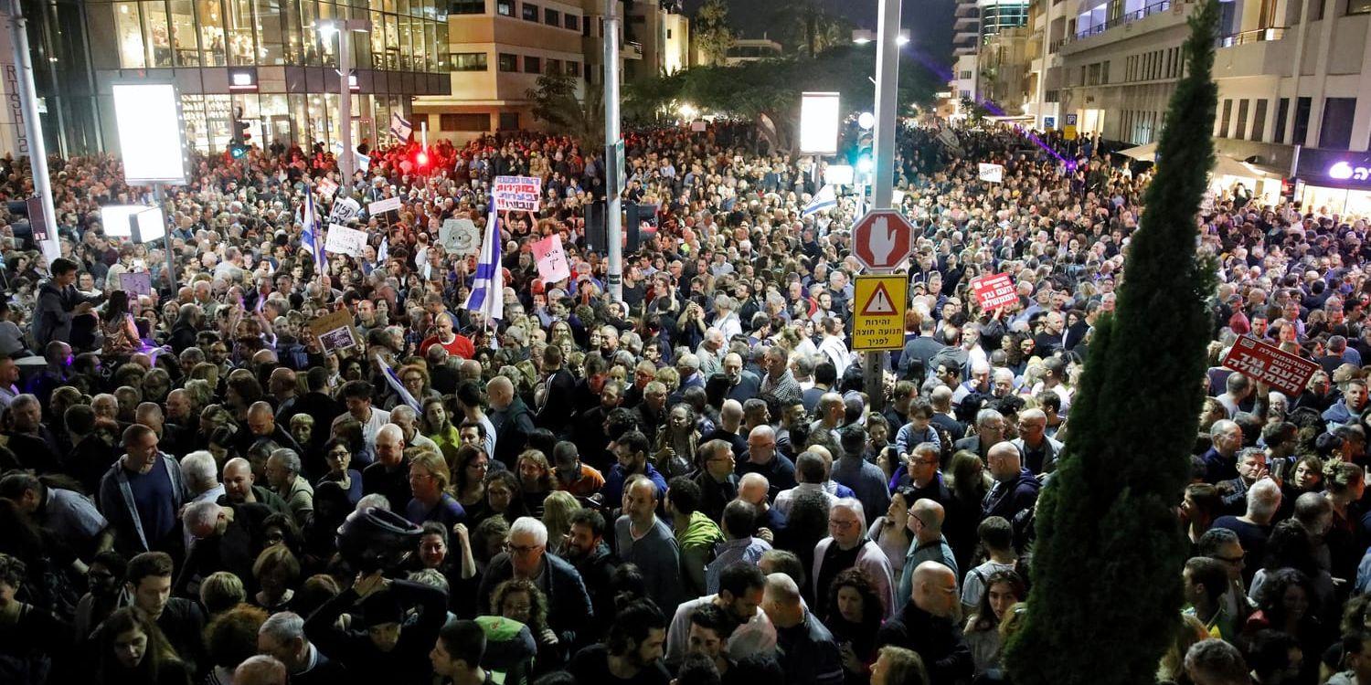 20 000 människor i Tel Aviv gick ut på gatorna i protest mot Israels premiärminister Benjamin Netanyahu, som misstänks för korruption.