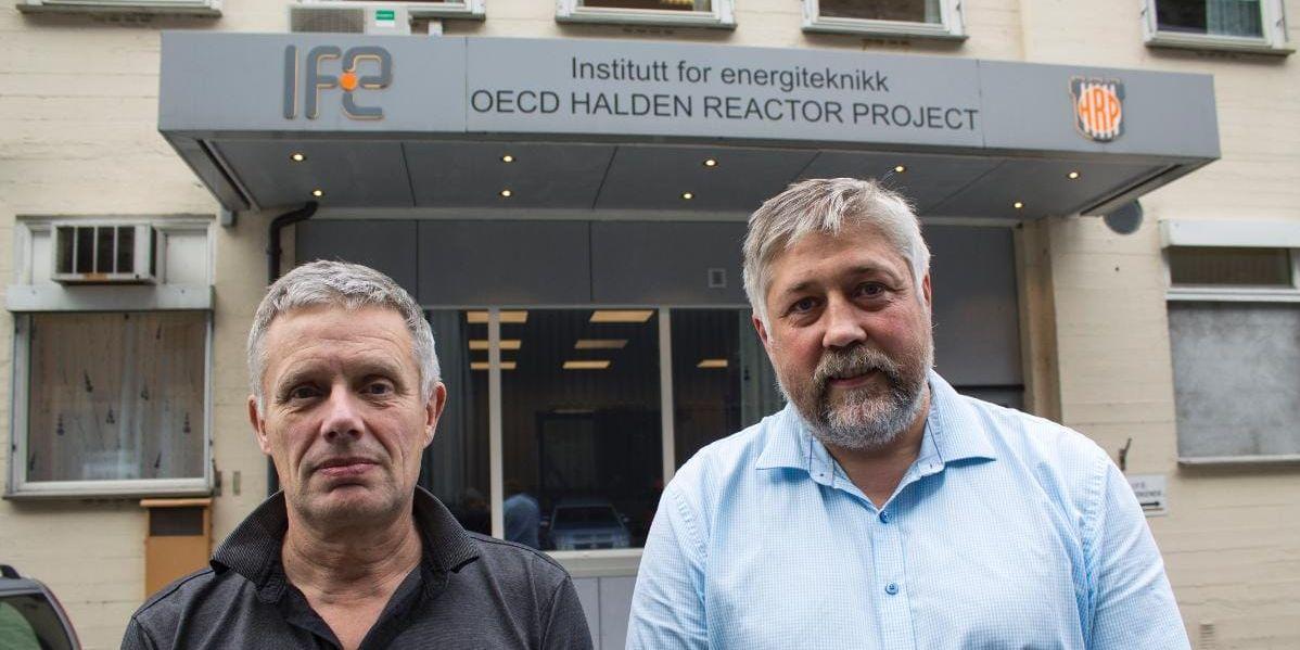 Tonar ner. Driftschefen Geir Mjønes och strålskyddschefen Tord Walderhaug vid Instituttet for Energiteknikk (IFE) tar emot vid reaktorn i Halden. De tonar ner måndagens händelse.