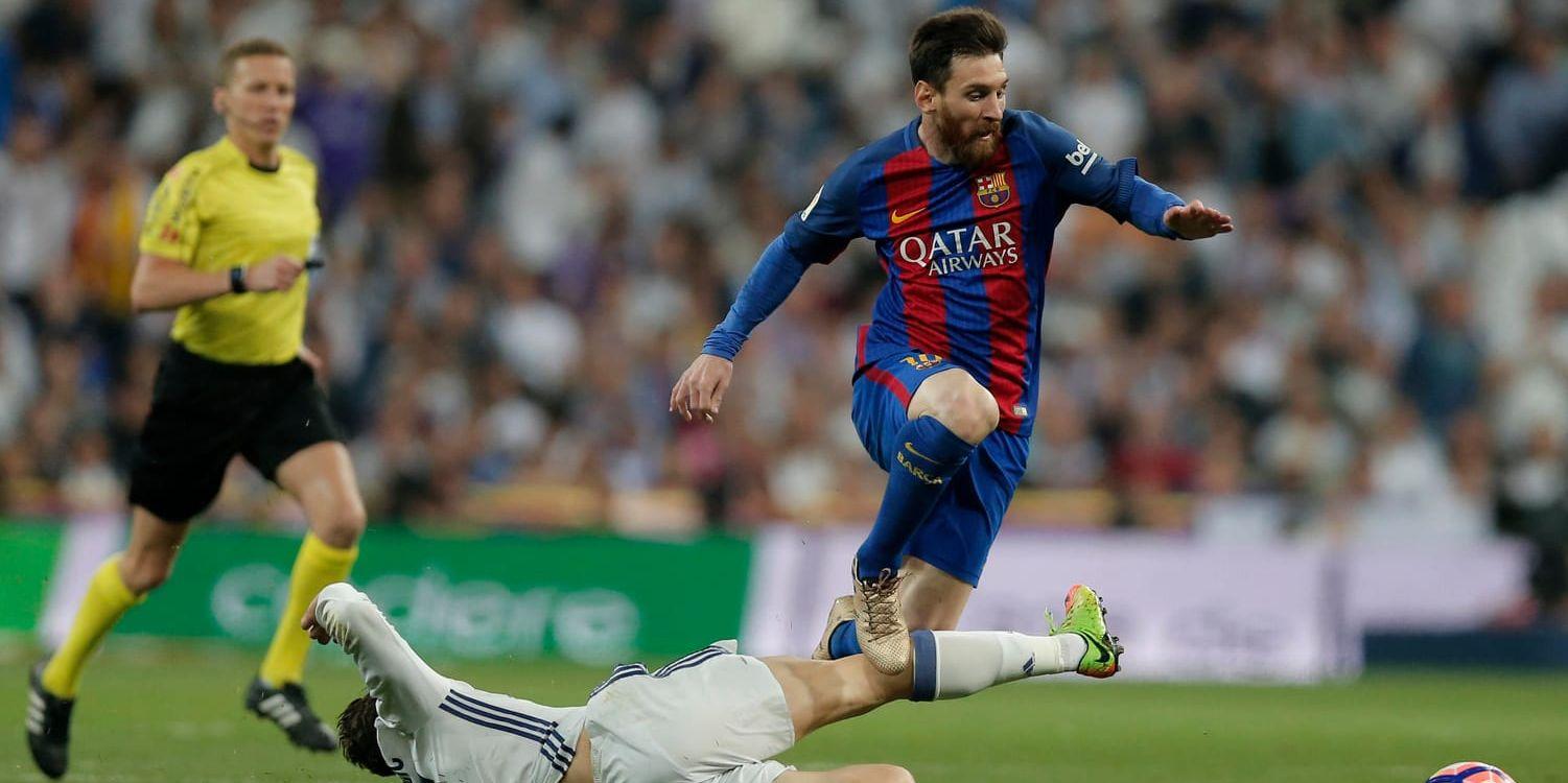 Barcelonas klubbdirektör Oscar Grau hoppas fortsatt få se Lionel Messi och hans Barcelona spela spansk ligafotboll. Arkivbild.