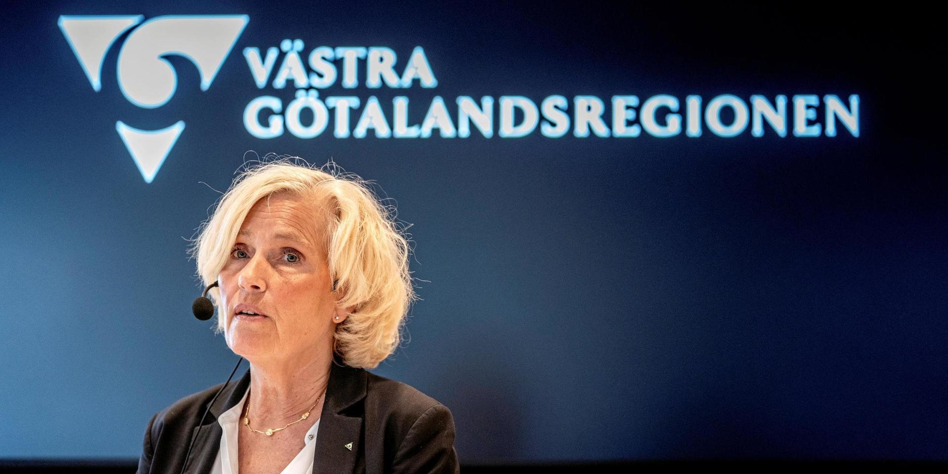 Ann Söderström, hälso- och sjukvårdsdirektör, är den som fattar regionala beslut i covid-19-frågor: ”Det är viktigt att hitta långsiktiga och uthålliga lösningar i en ny vardag”, säger hon i ett uttalande.