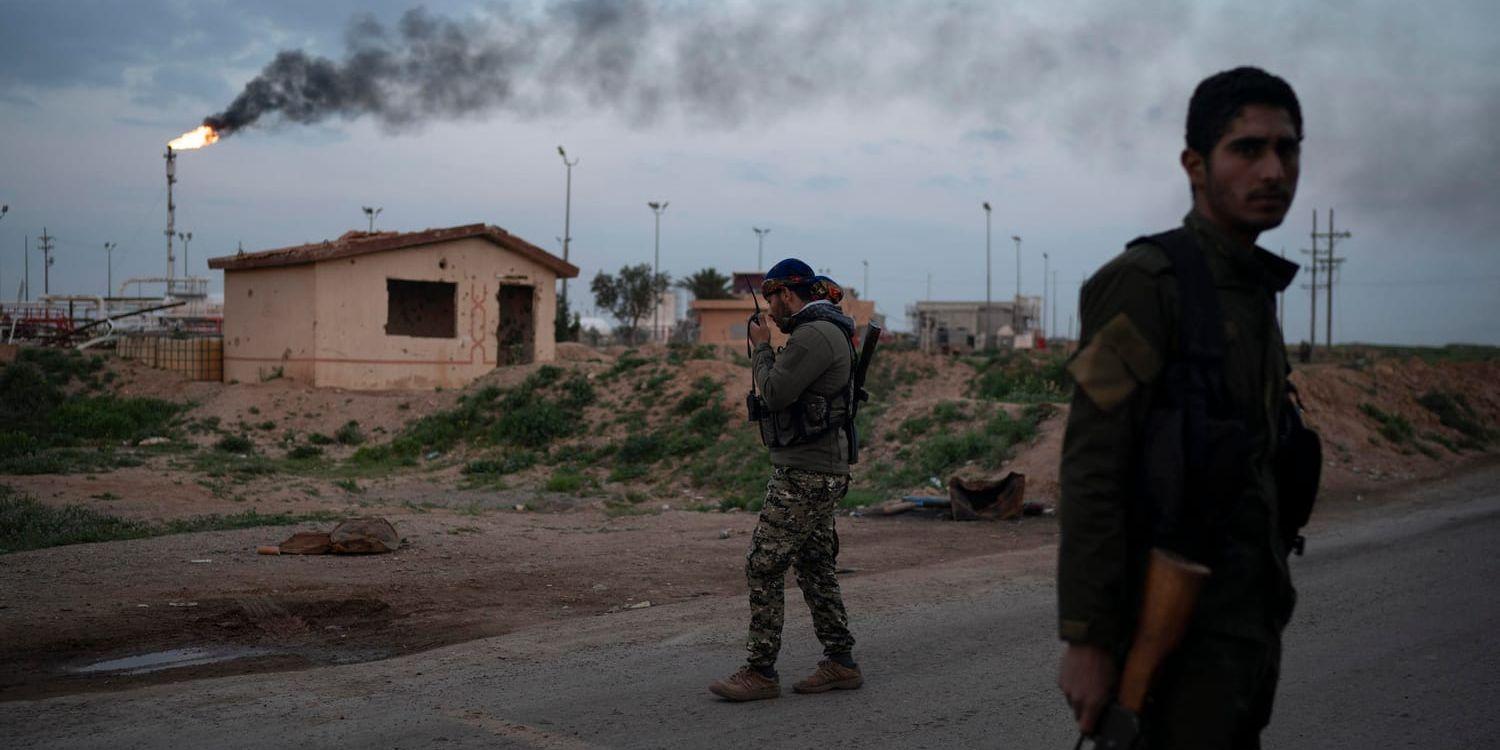 En soldat ur de USA-stödda SDF-styrkorna i Syrien som bekämpar terrorrörelsen IS. Arkivbild.