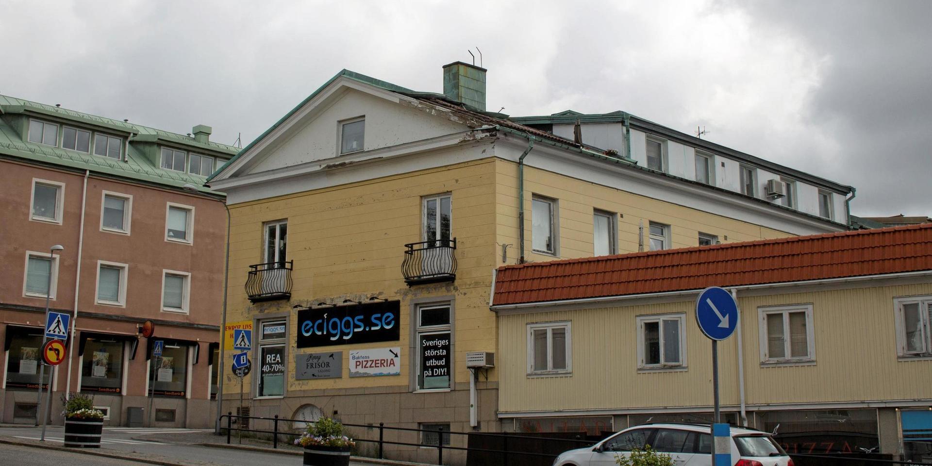 Hyreshuset vid Inge Schiölers gränd. Kommunen har meddelat att Strömstadslokaler är beredd att åta sig uppdraget om nämnden skulle besluta att huset behöver tvångsförvaltning.