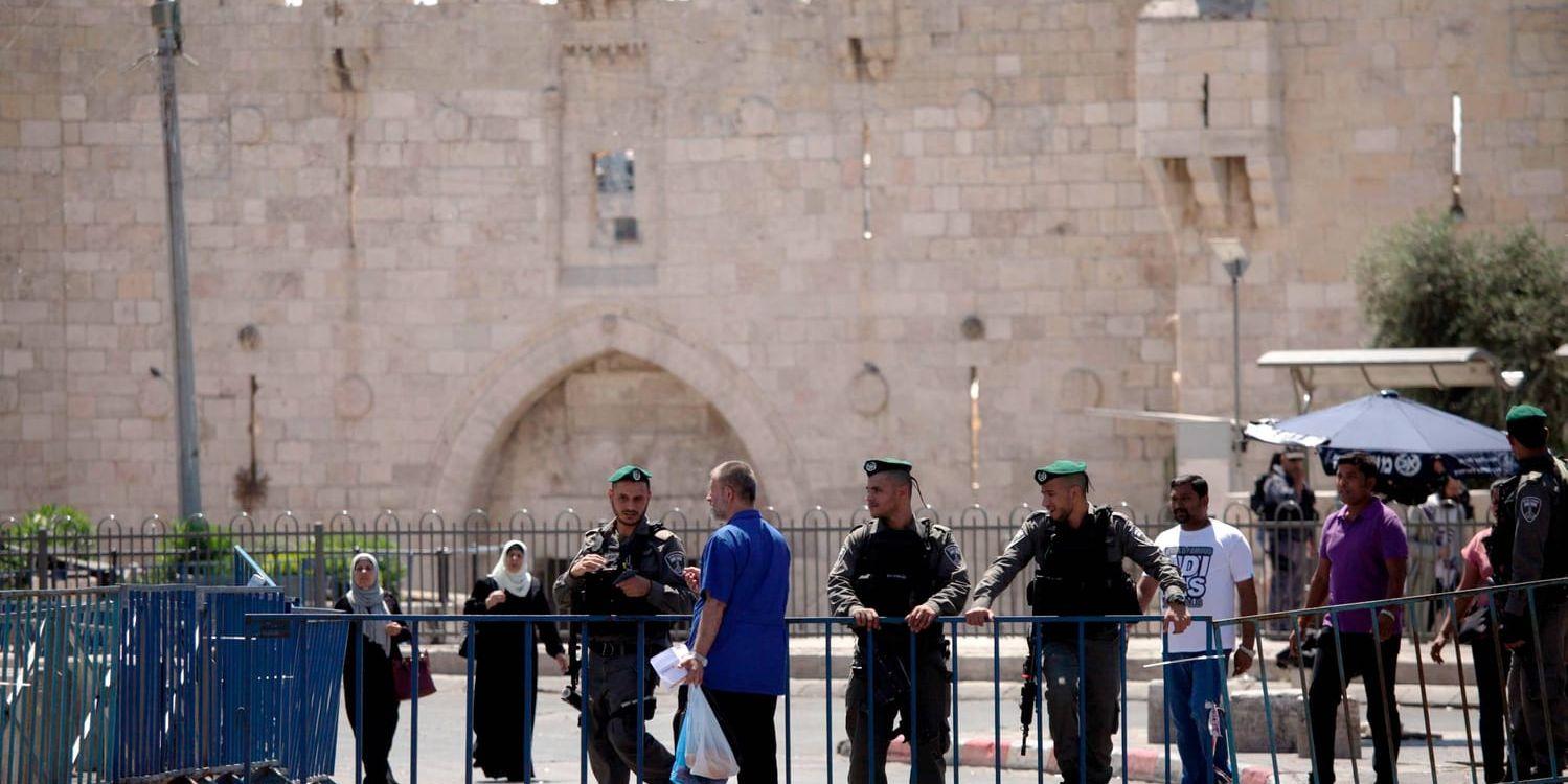 Israelisk polis har upprättat avspärrningar vid Damaskusporten som leder in till Jerusalems gamla stad.