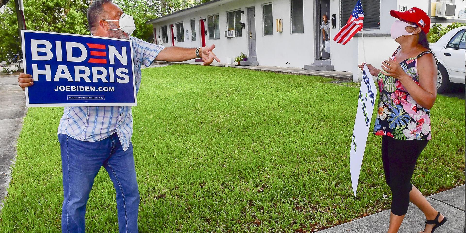 Domenic Sanfana, pensionär som är född i New Jersey av kubanska föräldrar, och Zonia San Martin, som är född i Kuba och arbetar som narkossköterska i Florida, stödjer Demokraternas Joe Biden respektive Republikanernas Donald Trump. Här bråkar de utanför ett av Bidens kampanjmöten i Miami.