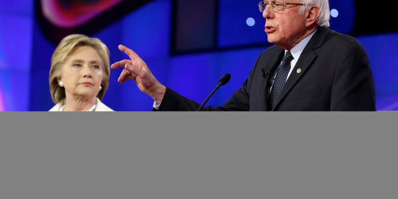 Hillary Clinton och Bernie Sanders i en debatt under primärvalen våren 2016. Arkivbild.