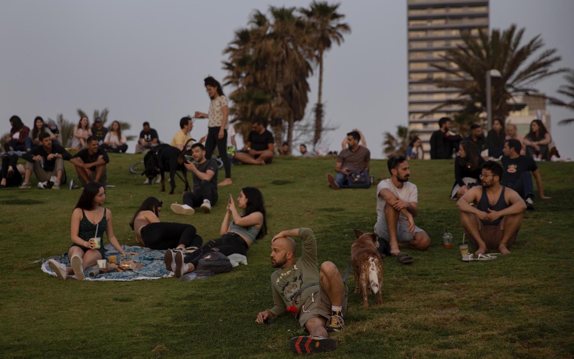 Människor hänger i grupp utan munskydd i Tel Aviv i Israel. Landets vaccinationskampanj har beskrivits som världens mest framgångsrika.