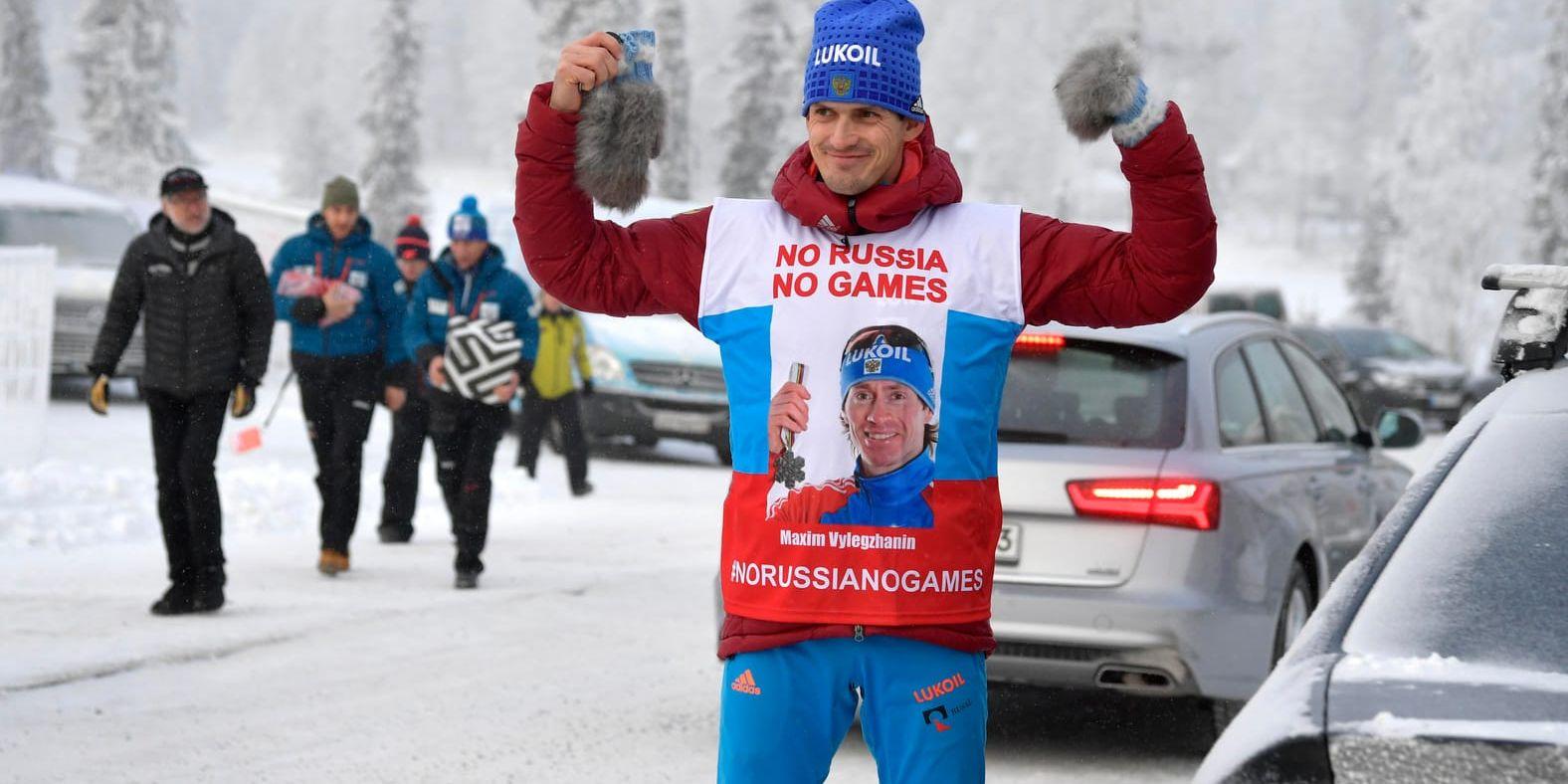 I samband med torsdagens träning inför fredagen världscupspremiär bar flera medarbetare ur den ryska skidtruppen en väst med ett budskap kring de avstängda ryska åkarna till kommande vinter-OS i Pyeongchang.