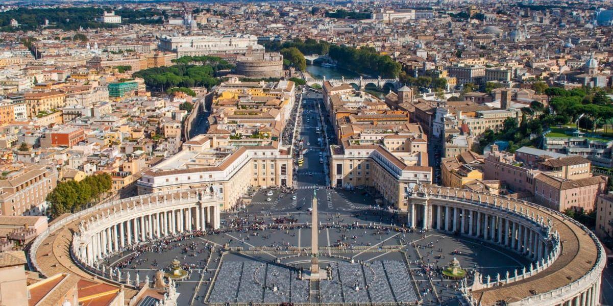 Klassisk utsikt från Peterskyrkan i Rom.