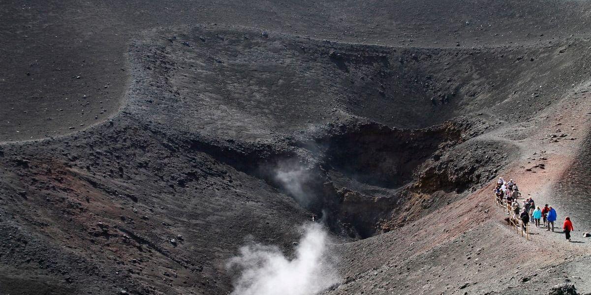Etna är en av de aktiva vulkaner man kan besöka.