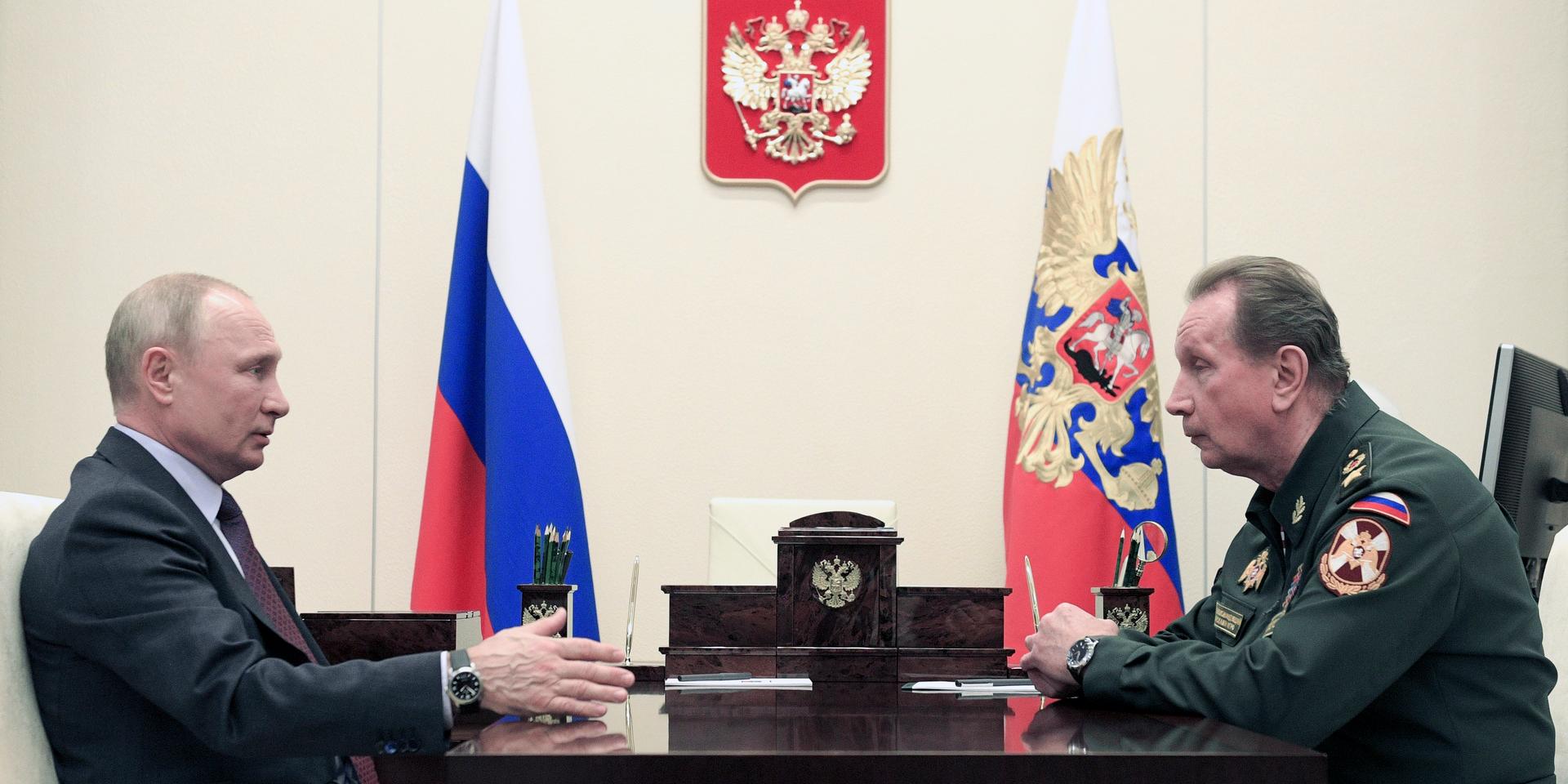 Viktor Zolotov tillsammans med Putin. Arkivbild från 2020. 