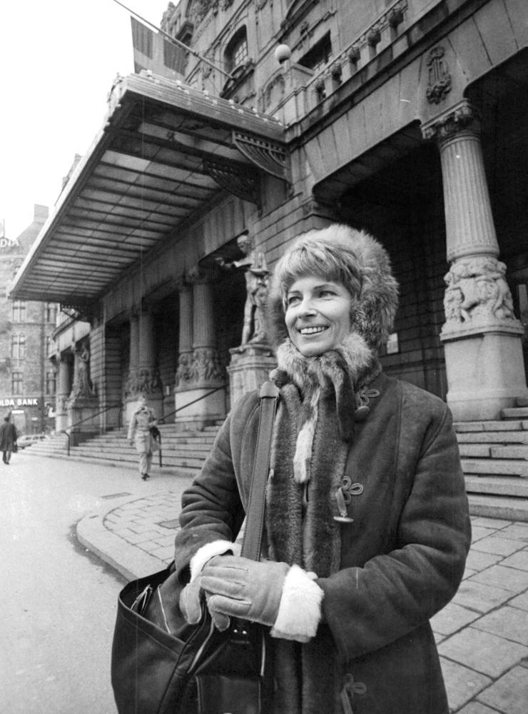 Gunnel Lindblom medverkade i flera filmer och regisserade även en lång rad uppsättningar på Dramaten. På bilden, tagen i Stockholm 1971, står hon utanför Dramaten efter at ha belönats av Svenska Dagbladet för sin roll i Margit. 