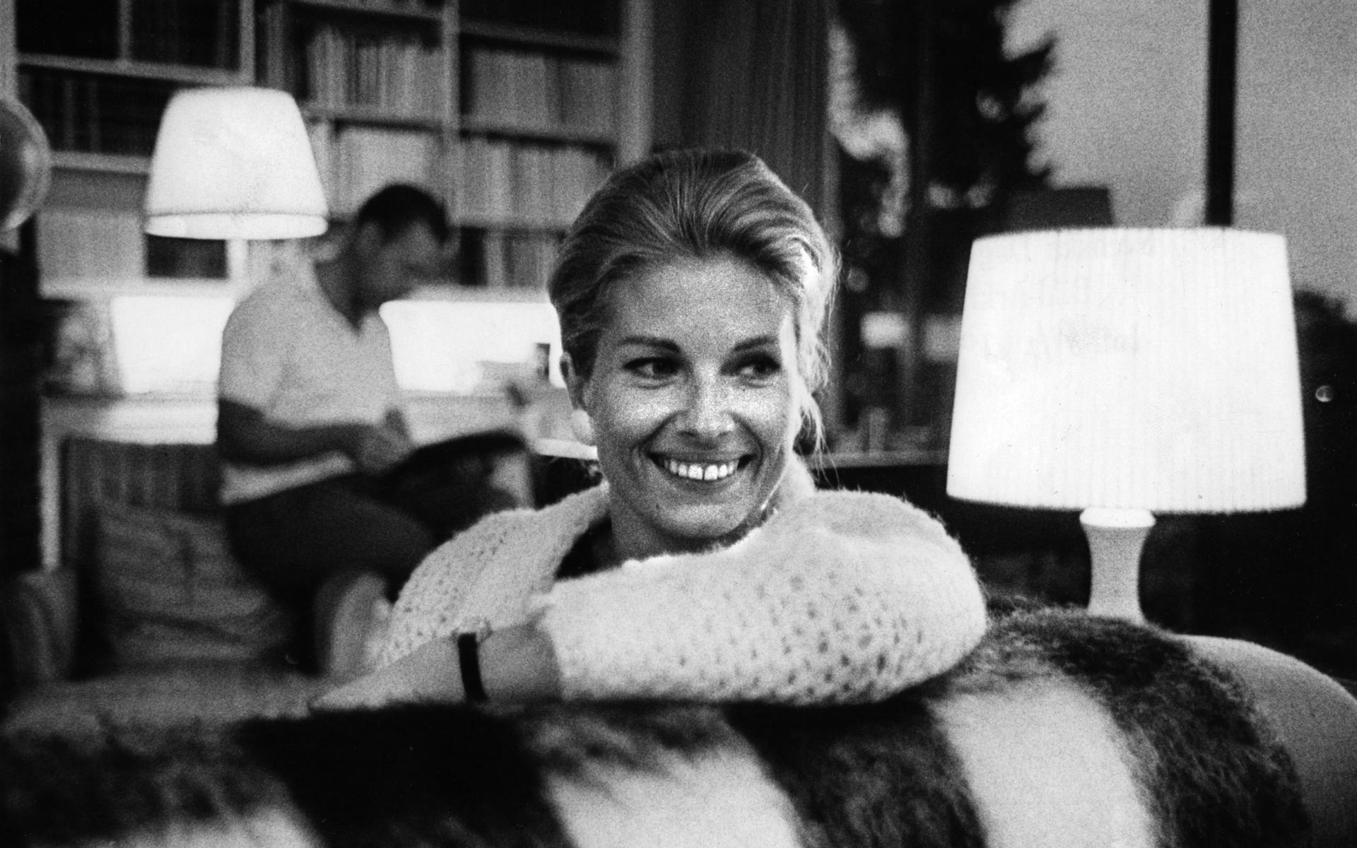 Gunnel Lindblom filmdebuterade 1952. Här fotograferas hon hemma i villan i Saltsjöbaden utanför Stockholm 23:e Juli 1964, efter premiären av filmen &quot;Är du inte klok?&quot;. 