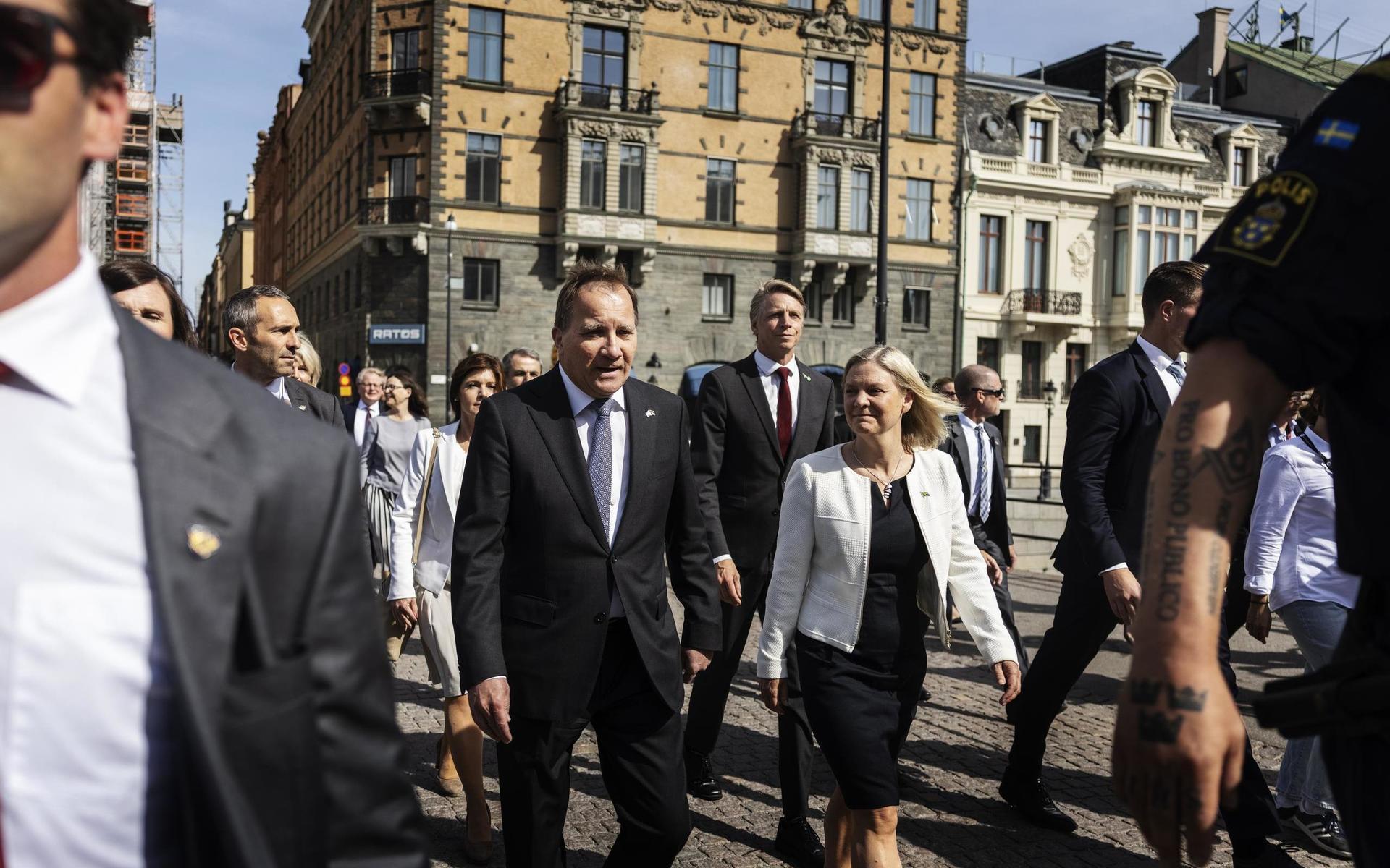 Statsminister Stefan Löfven (S) och finansminister Magdalena Andersson på väg till riksdagens omröstningen av ett förslag om misstroendeförklaring.
