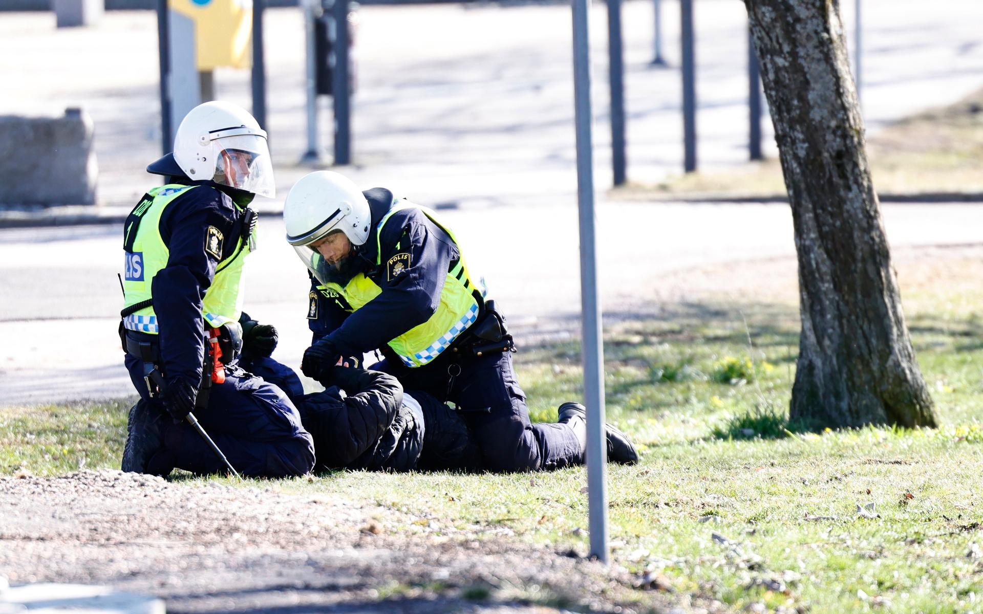 Kravallutrustad polis griper en person i samband med upplopp i Navestad  i Norrköping på påskdagen.
