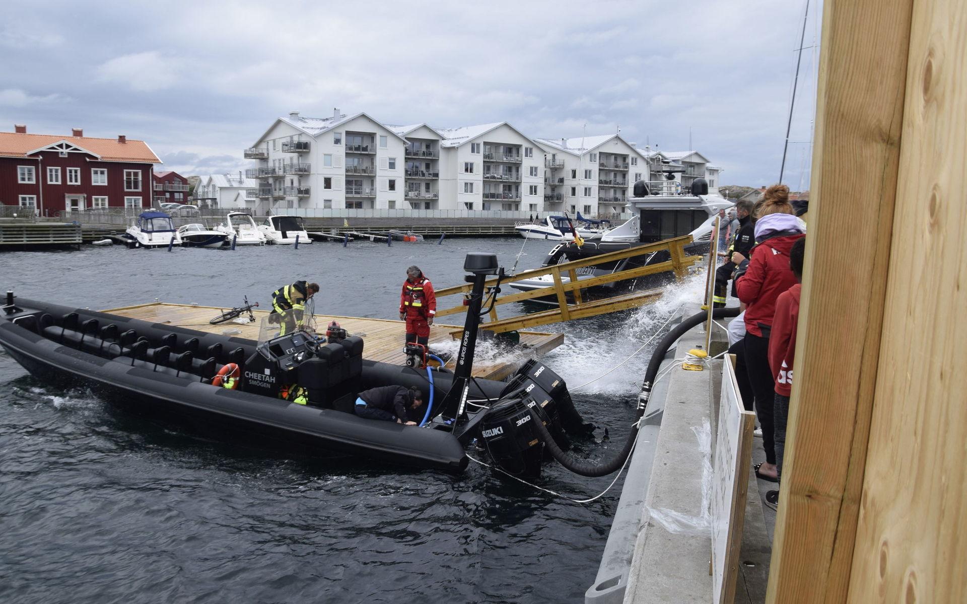 Räddningstjänst och sjöräddning var på plats med vattenpump för att hålla turistbåten flytande