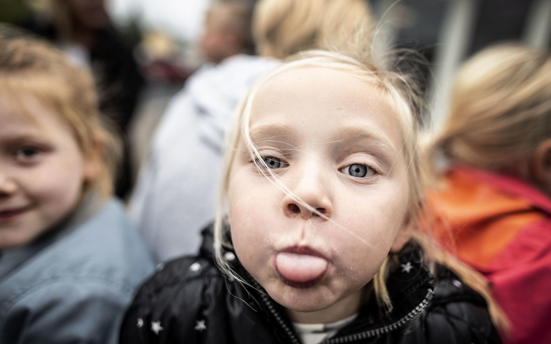 Glada miner. Konst inspirerar till både skratt och lek. Linnea Rosvall, 5år, tillhör Kärraskolans förskola.