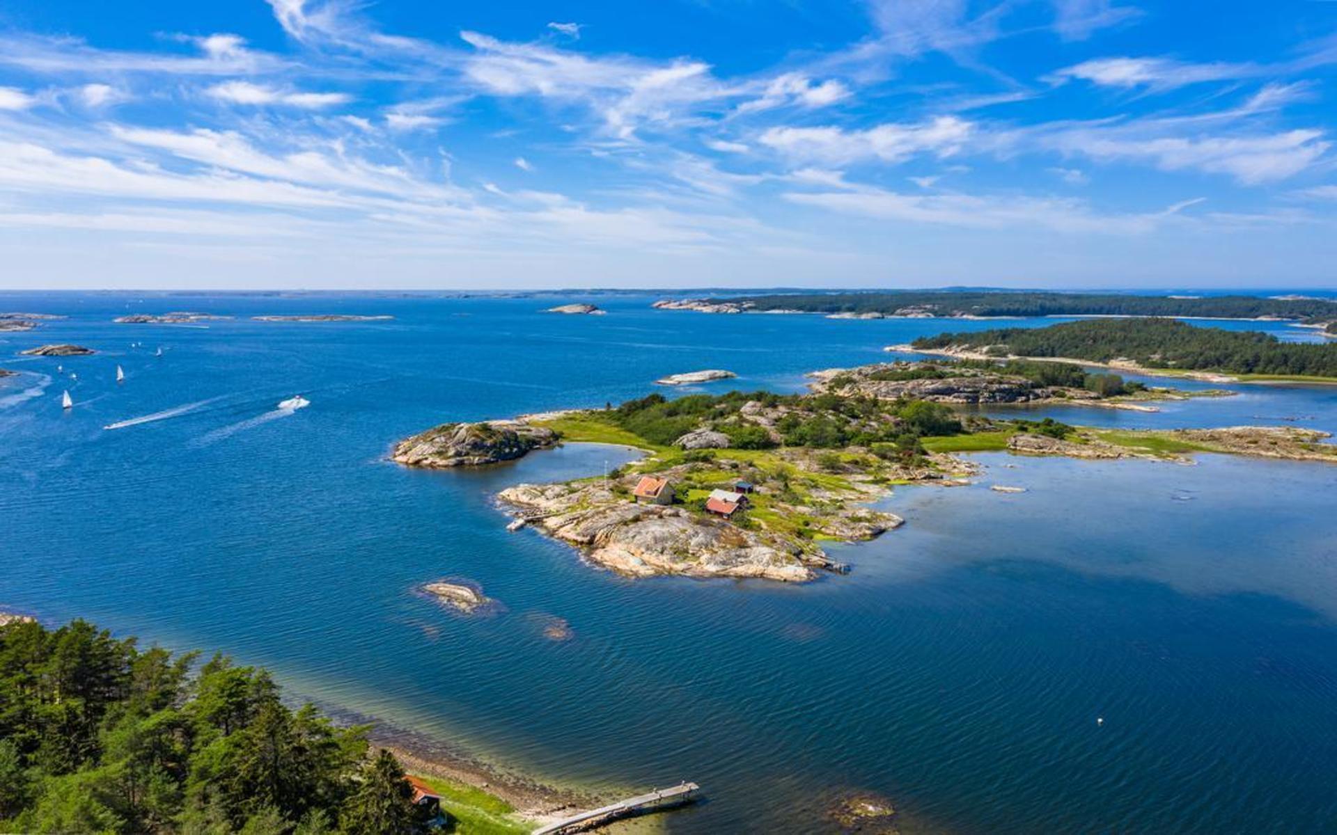 Den privata ön ligger drygt en halv kilometer från Rossö.