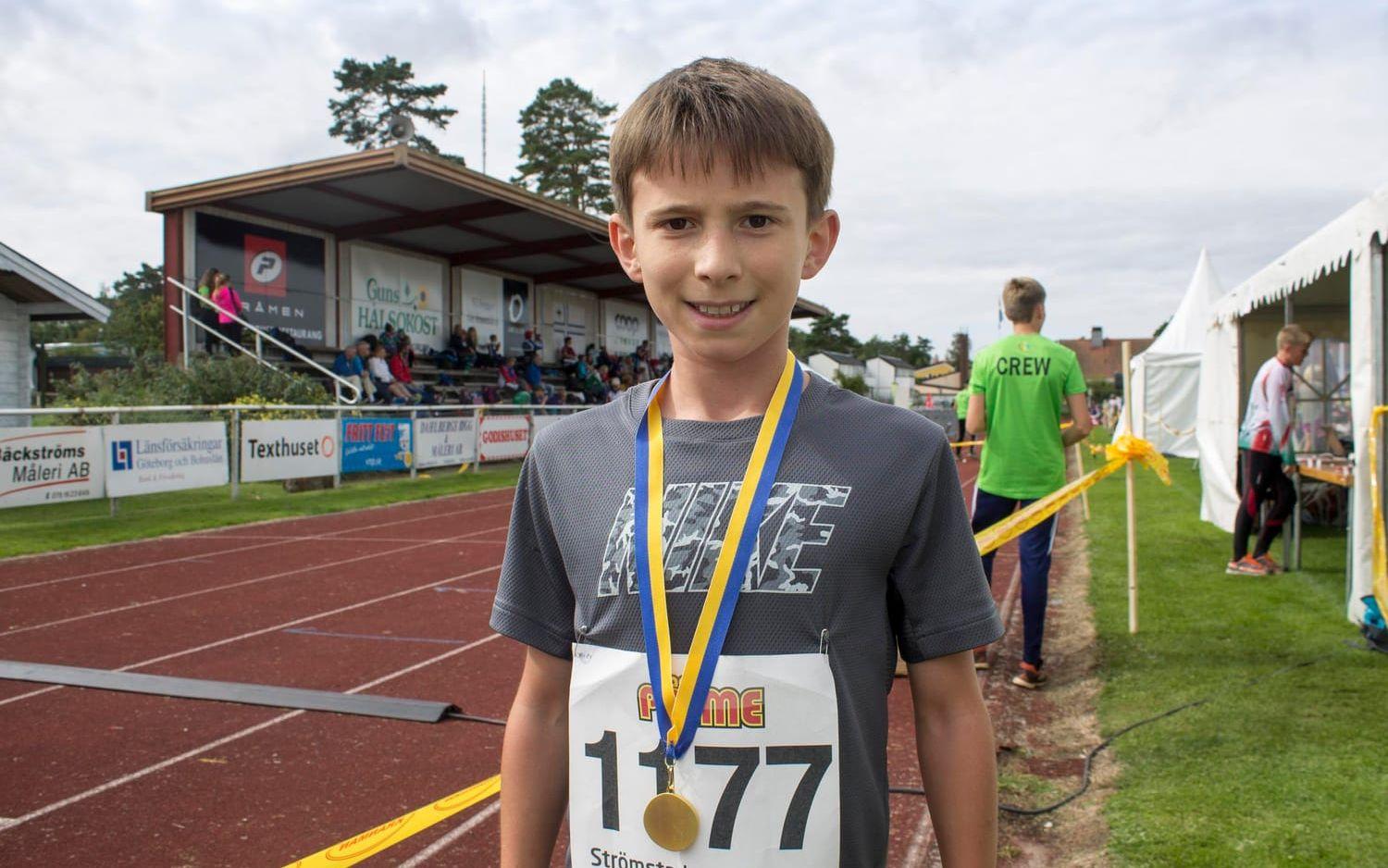 Moritz Hekeler, 12 år, från Tyskland har just kommit i mål.