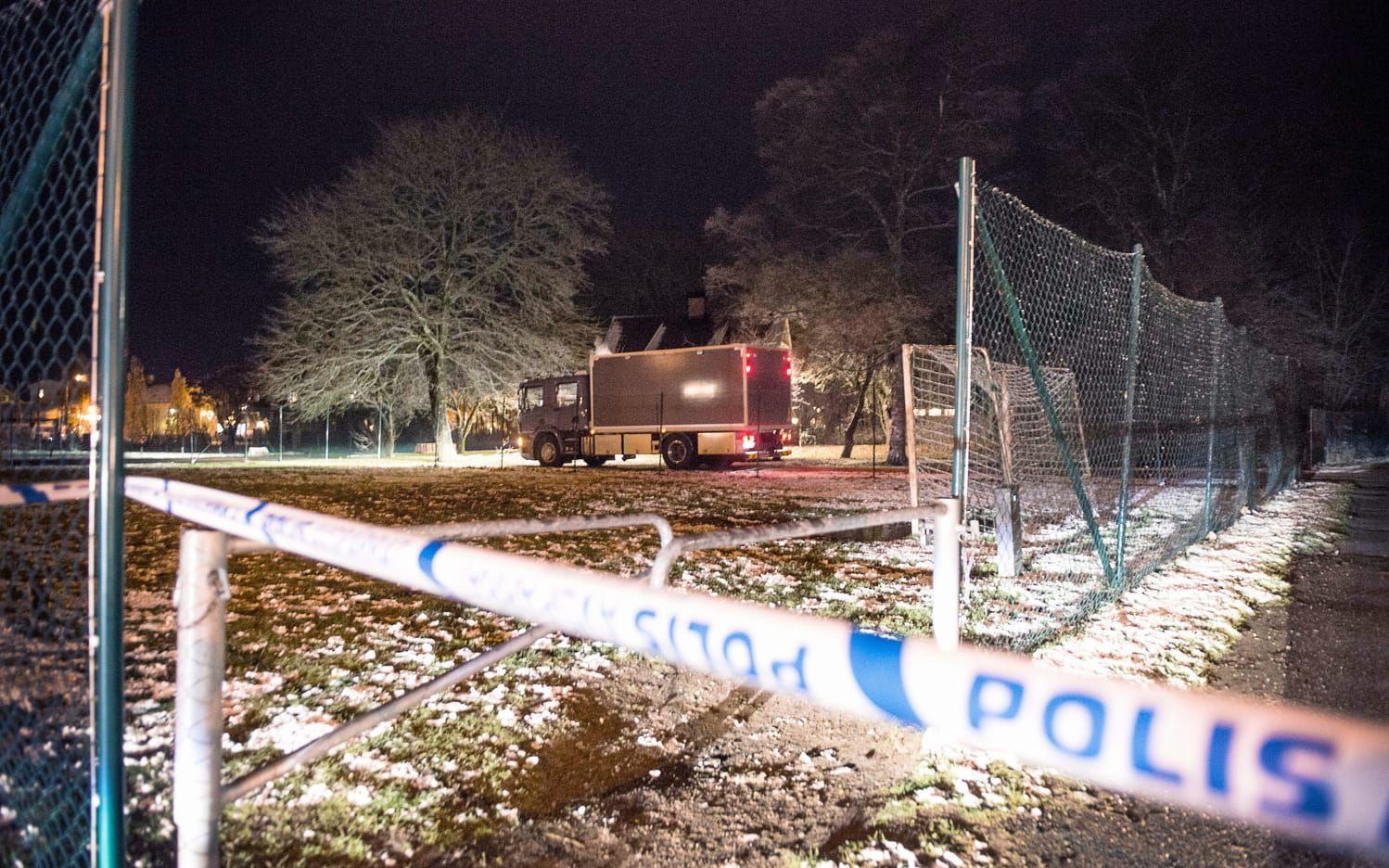 Nationella Bombskyddet kom till Brålanda strax före klockan 18 och undersökte senare ett paketet i en fastighet. Polisen spärrade av platsen. Bild: Anna-Maria Holmgren