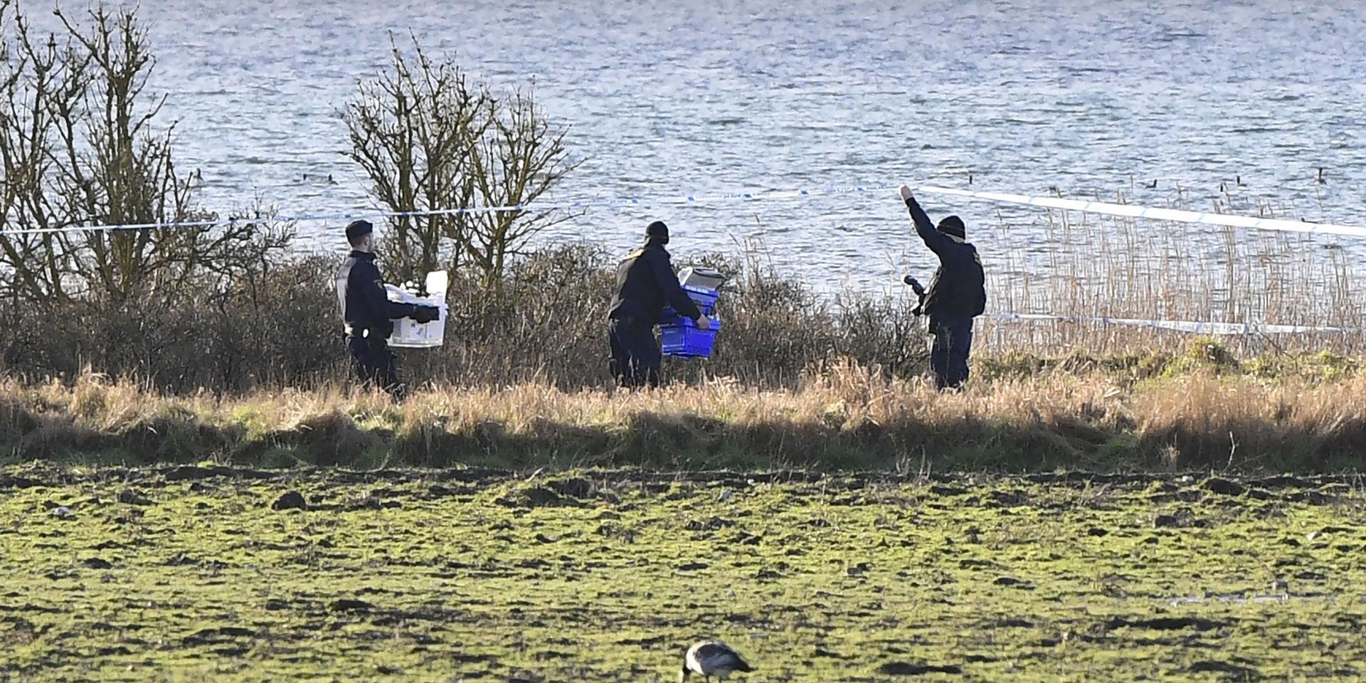 Polis och kriminaltekniker på fyndplatsen vid Lundåkrabukten söder om Landskrona där en död person hittades.