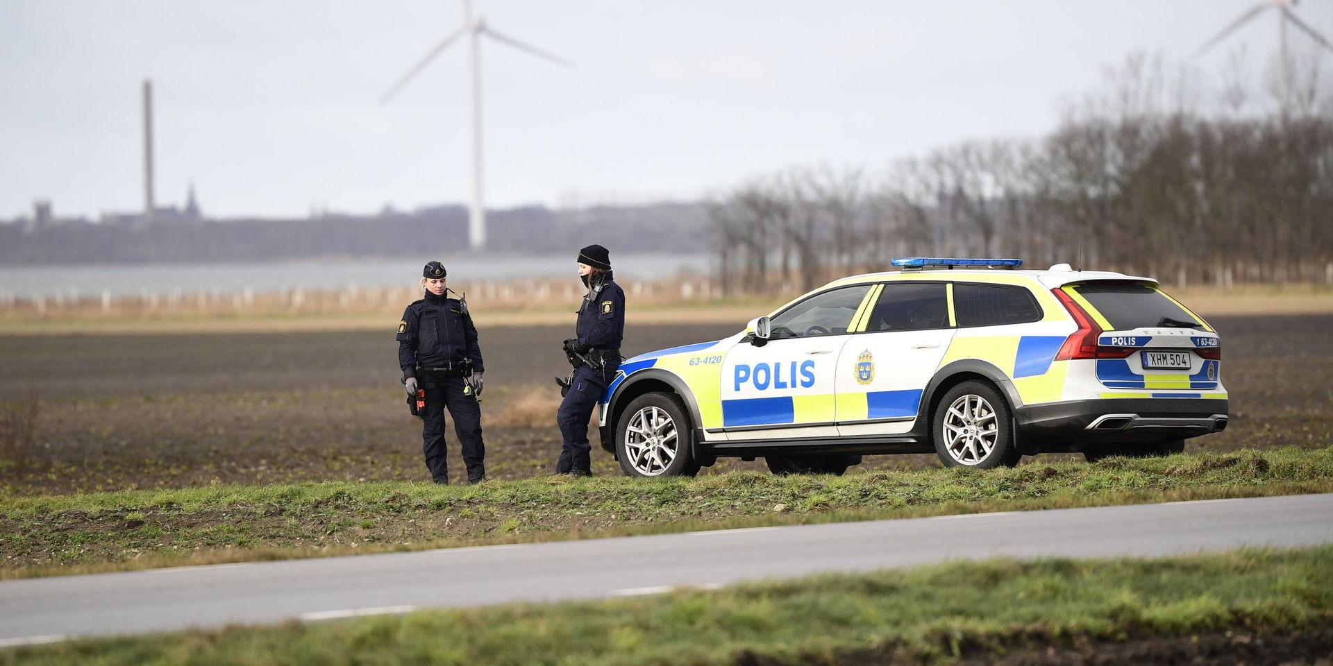 Polisen har spärrat av ett område runt fyndplatsen vid Lundåkrabukten söder om Landskrona där en död person hittades.