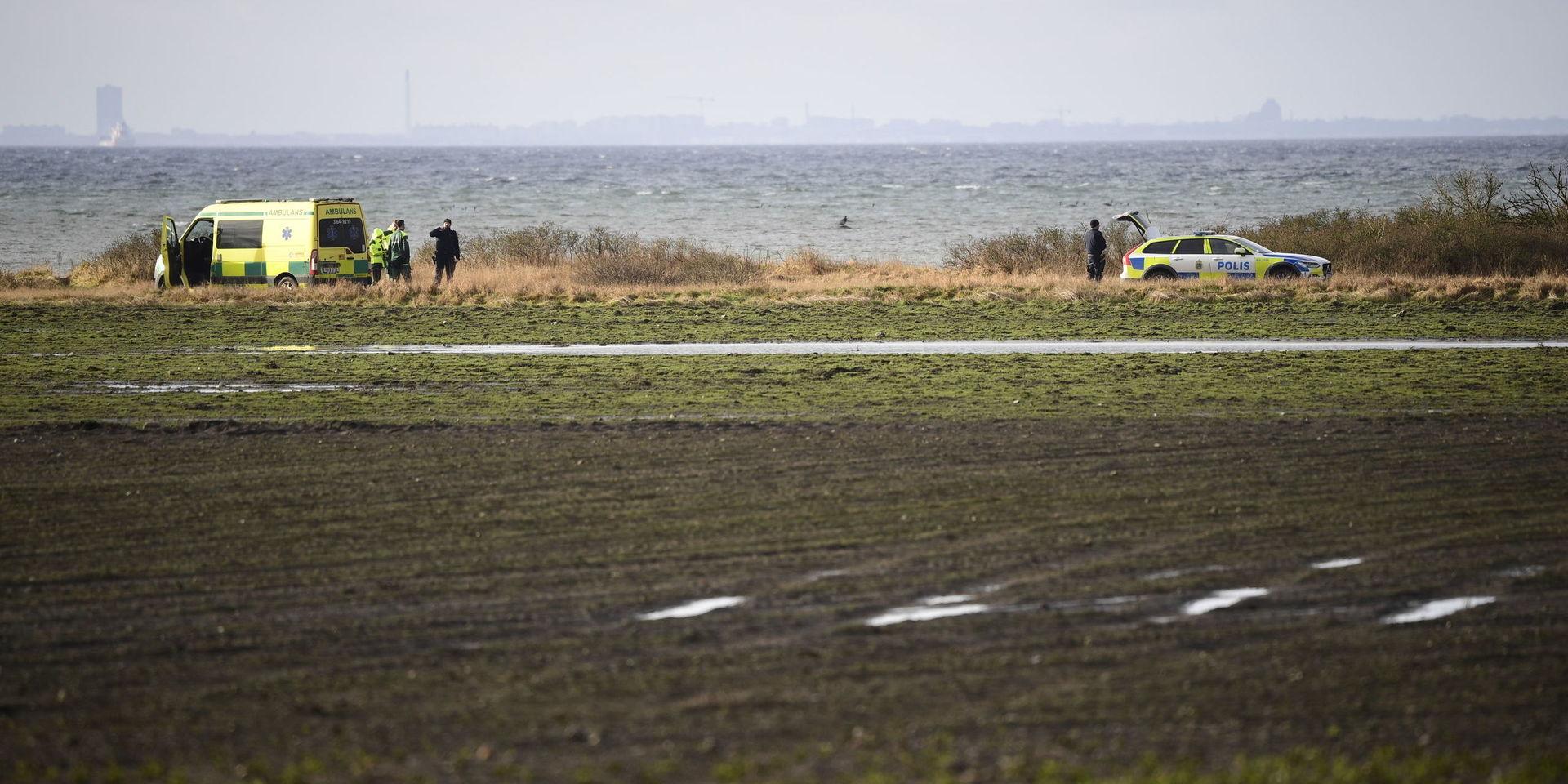 Polis och ambulans på fyndplatsen vid Lundåkrabukten söder om Landskrona där en död person hittades. 