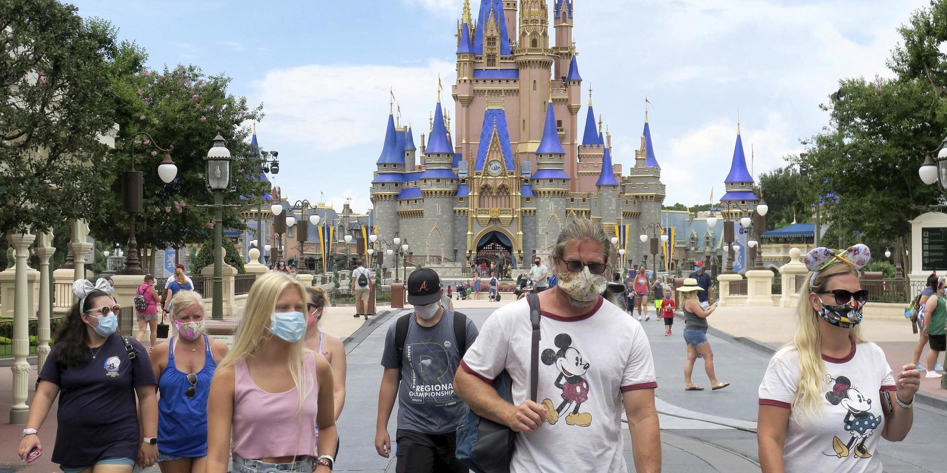 Gäster med masker på nöjesparken Disney World i Florida när parken återöppnade i helgen. 