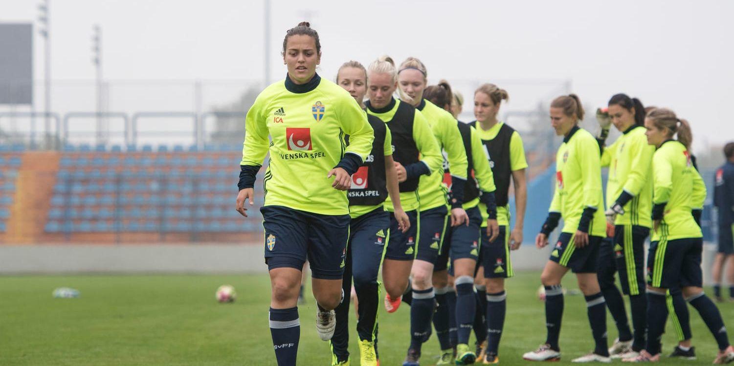 Sveriges fotbollslandslag, här anfört av Marija Banusic, spelar landskamp mot Frankrike i november.